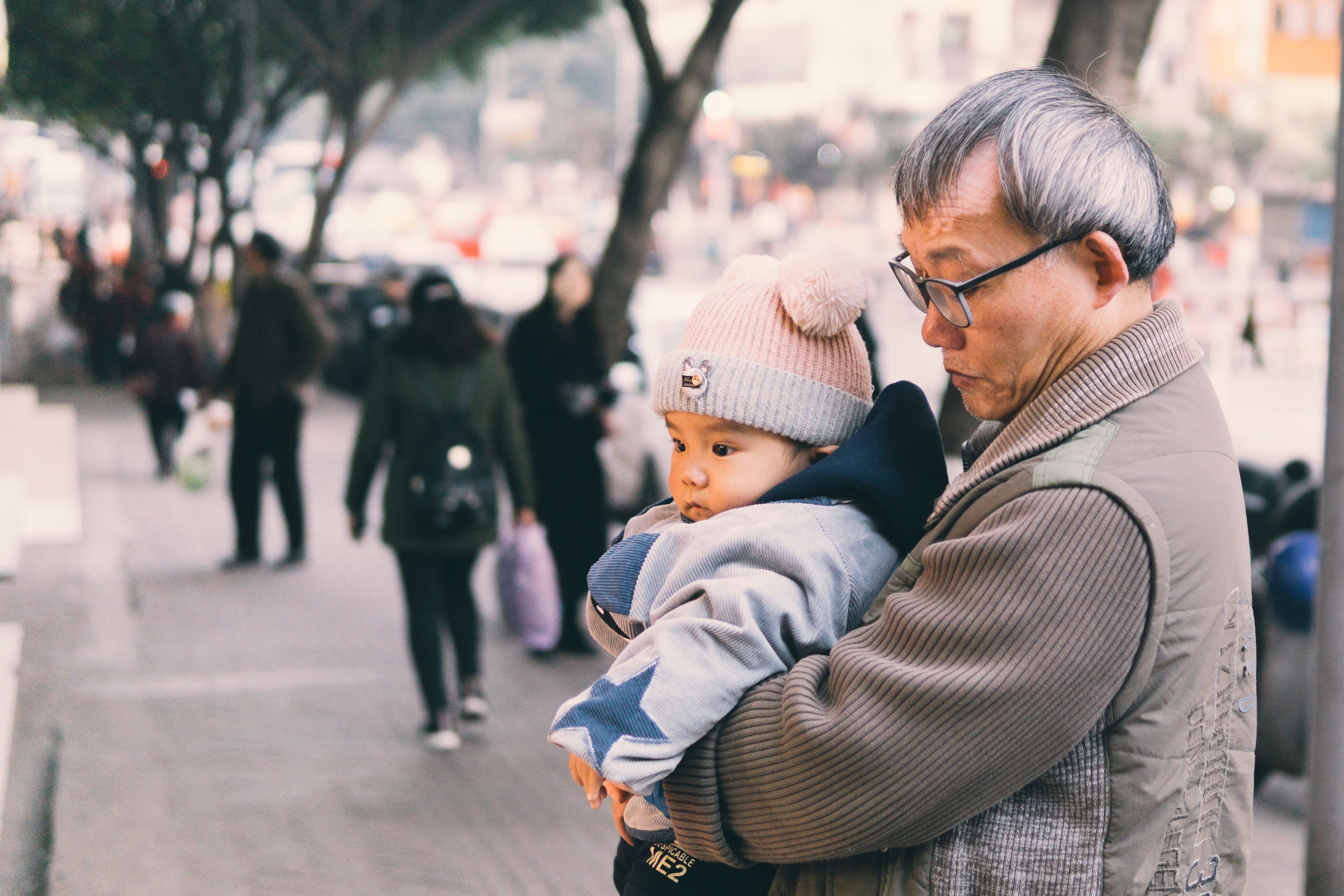 An old man holding a child | Source: Pexels.com