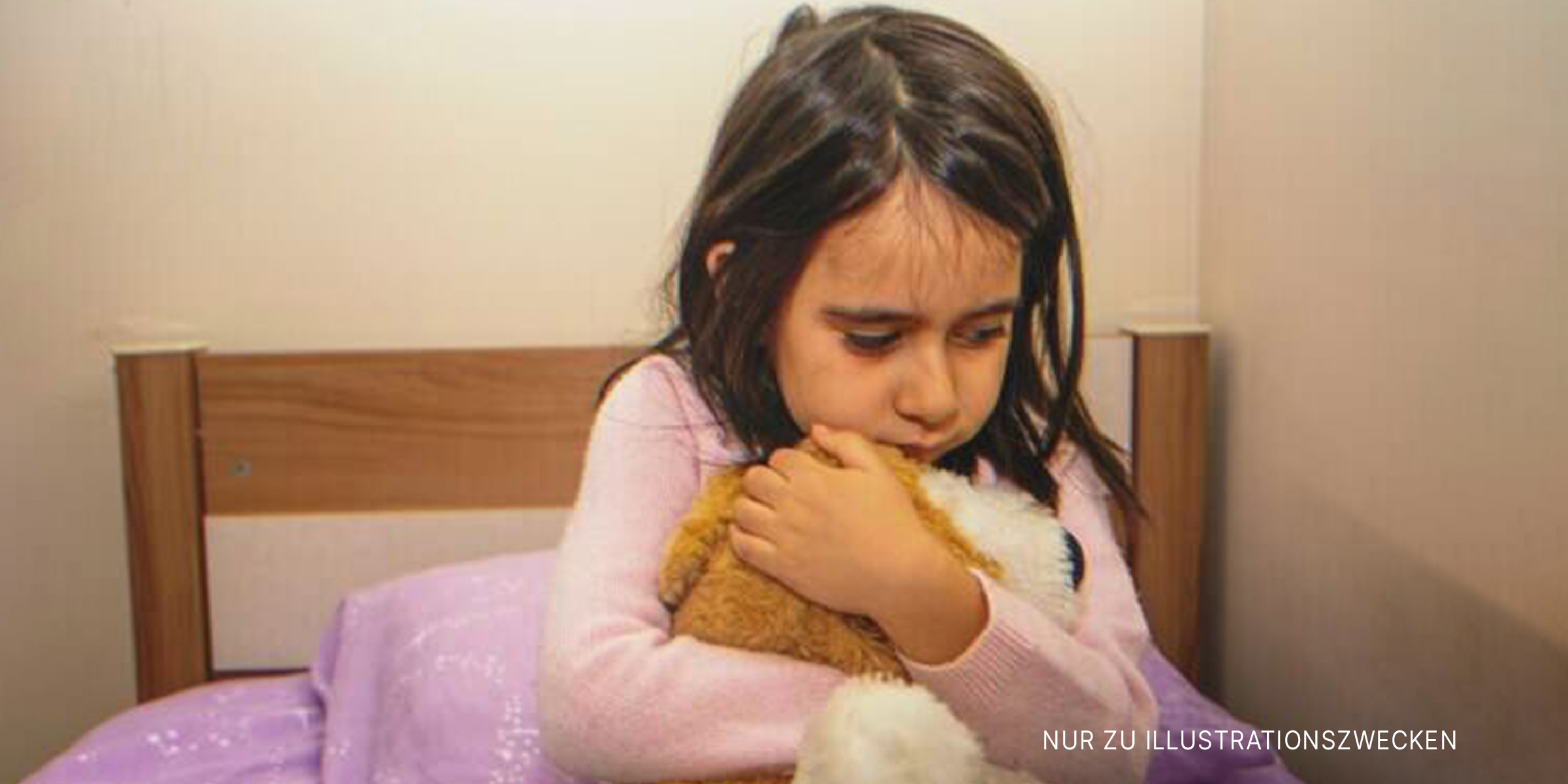 Kleines Mädchen umarmt ihr Stofftier und weint. | Quelle: Shutterstock