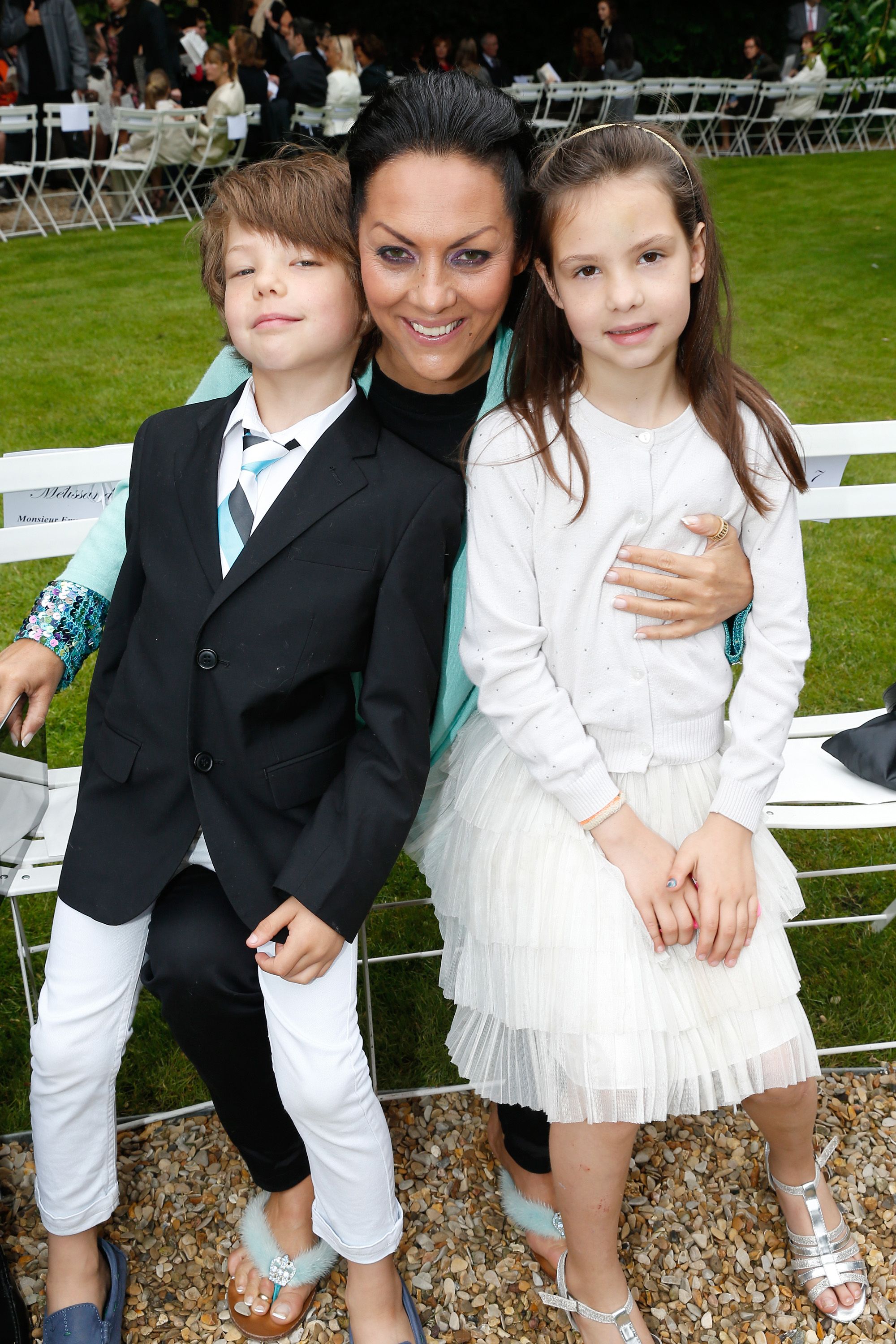 Hermine de Clermont-Tonnerre et ses deux enfants lorsqu'ils étaient plus jeunes. l Source : Getty Images