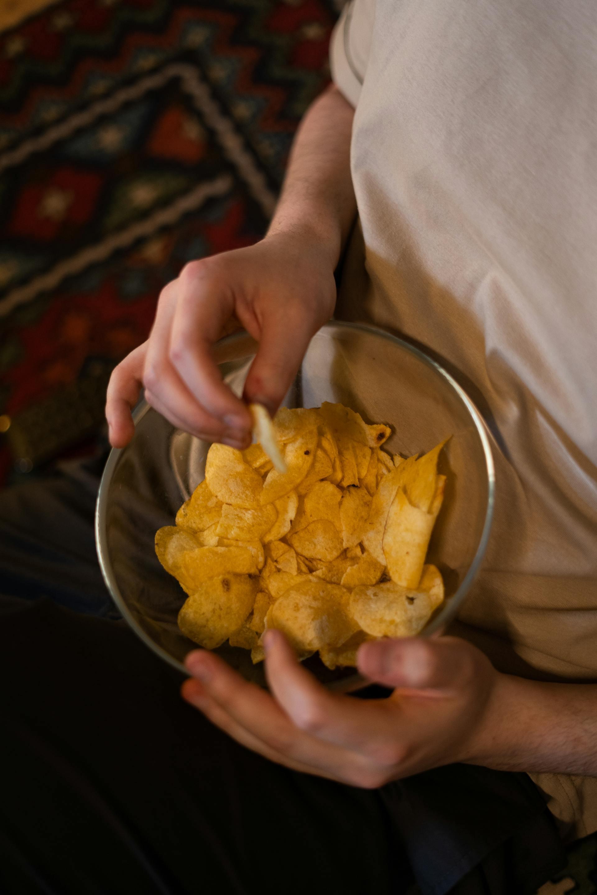 A person holding a bowl of chips | Source: Pexels
