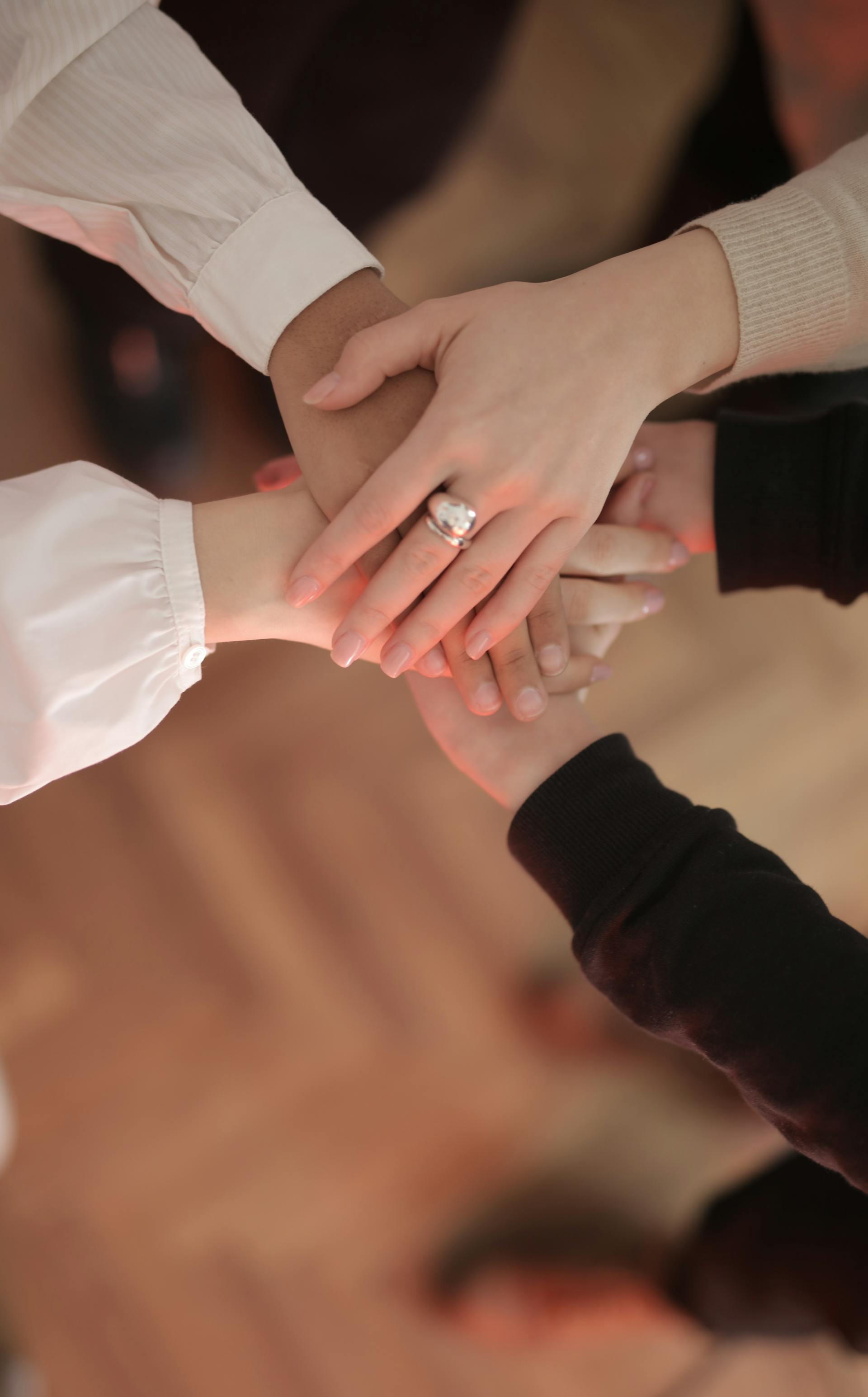 People holding hands | Source: Pexels