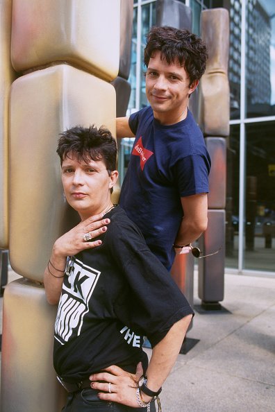Deux membres du groupe de rock français "Indochine", Stéphane et Nicolas Sirkis. | Photo : Getty Images.
