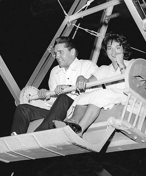 Elvis Presley and his girl friend at the time, Anita Wood, riding a ferris wheel. | Source: Wikimedia Commons