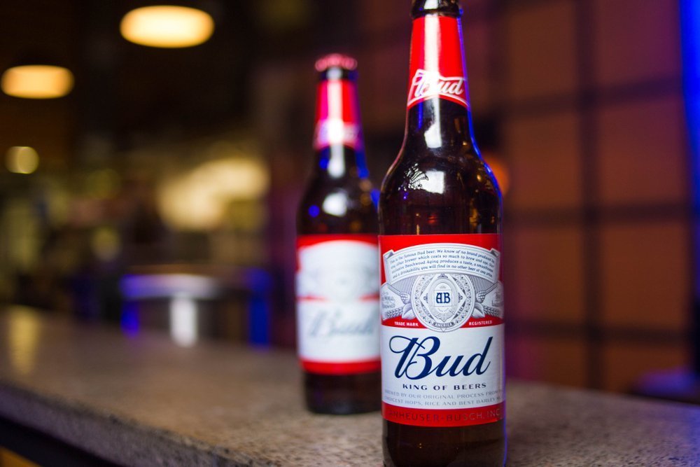 Budweiser Bottles on A Bar Table | Photo: Shutterstock