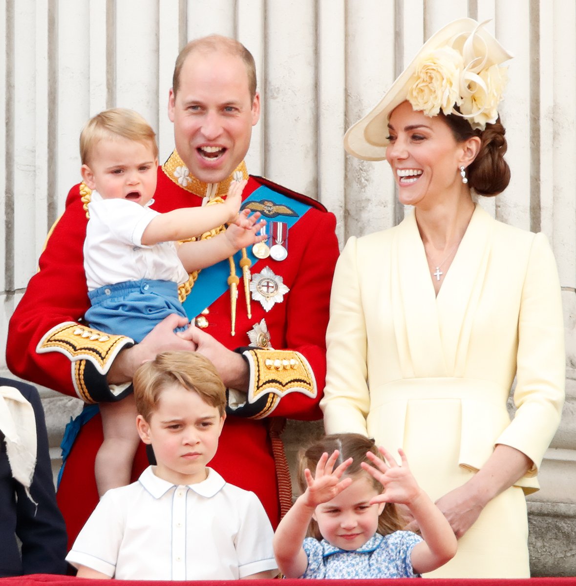 Prens William, Kate, Prens Louis, Prens George ve Prenses Charlotte, 8 Haziran 2019'da Londra, İngiltere'de Kraliçe'nin yıllık doğum günü geçit töreni olan Trooping The Colour sırasında Buckingham Sarayı'nın balkonundan bir uçuş izliyorlar.  |  Kaynak: Getty Images