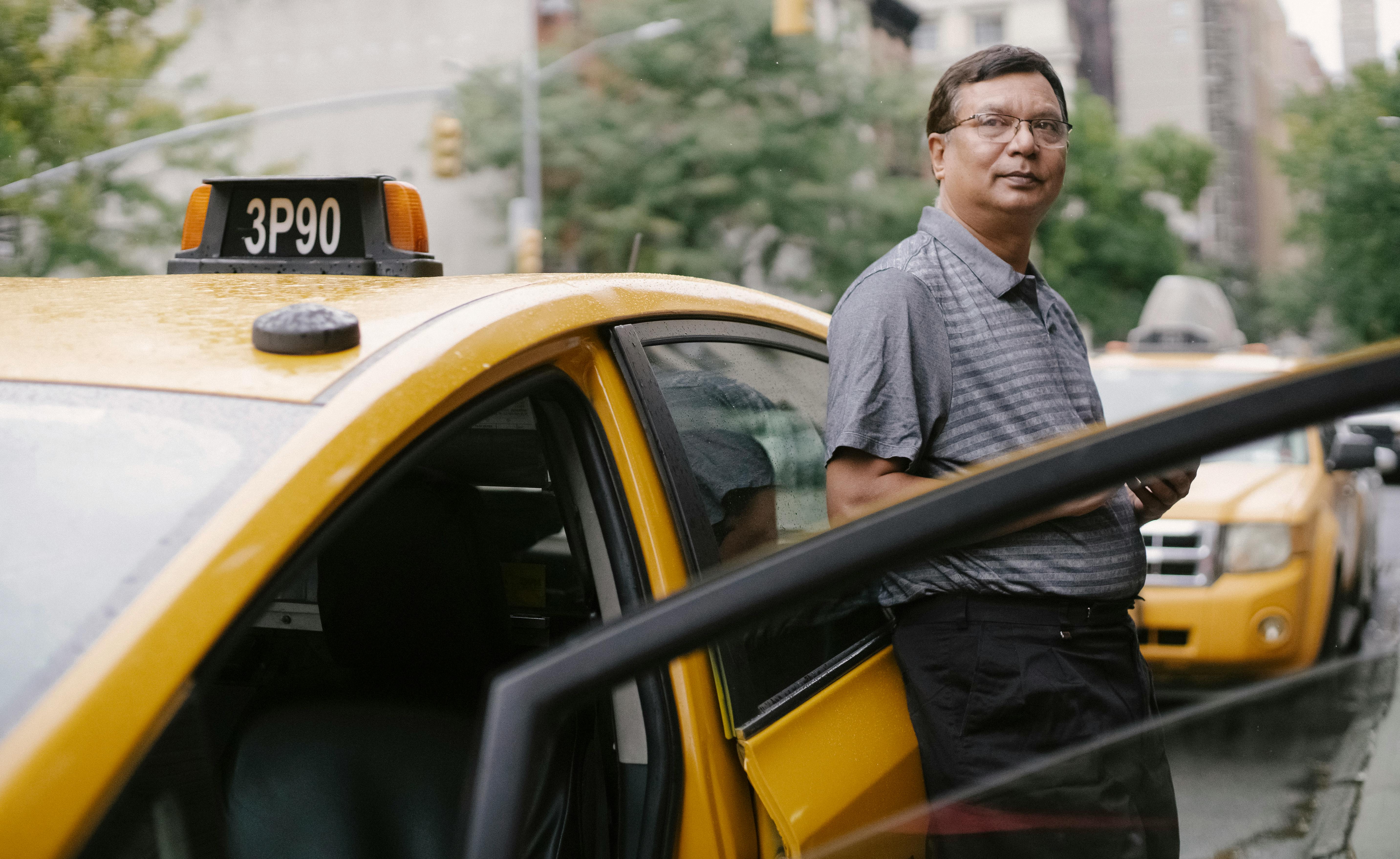 A man standing beside the taxi | Source: Pexels