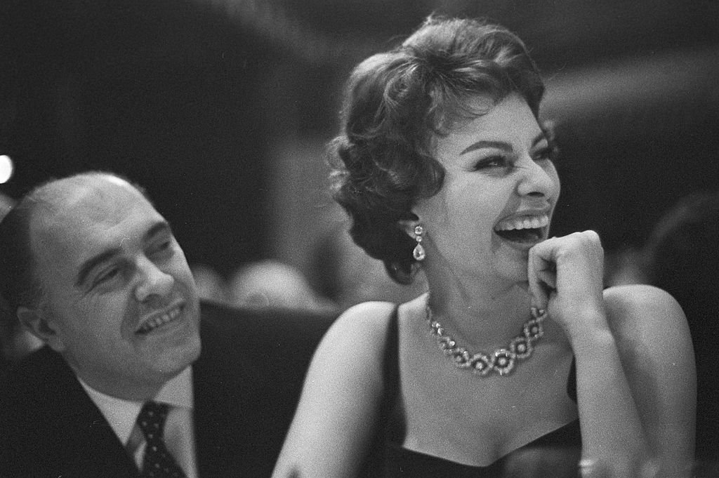 Carlo Ponti y Sofía Loren en 1957 en Paris, Francia. | Foto: Getty Images