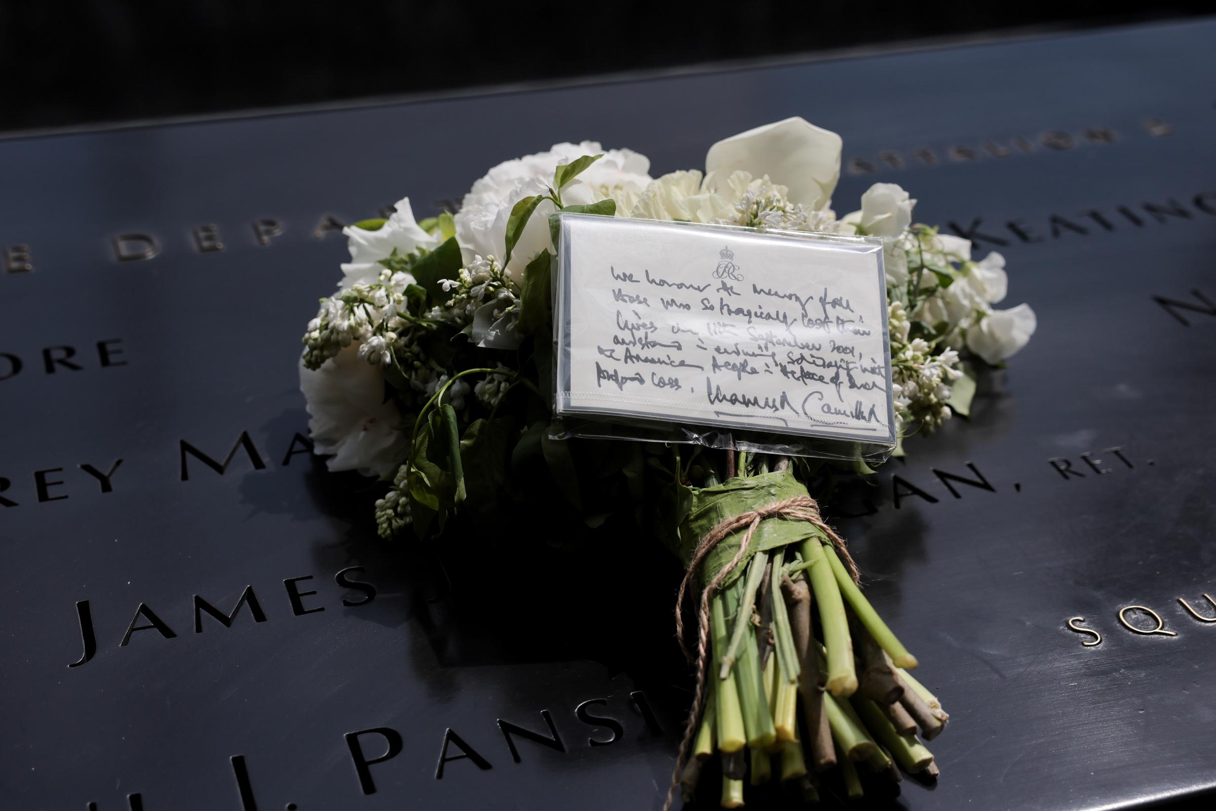 Flowers and a handwritten note from King Charles III and Queen Camilla are placed at the 9/11 Memorial in New York City on April 29, 2026 | Source: Getty Images
