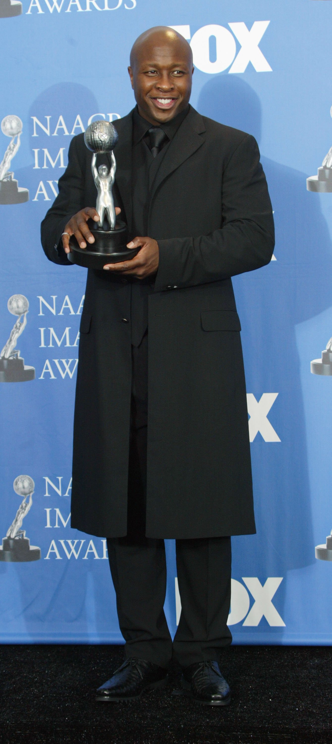 Steve Harris poses backstage after winning Best Actor in a Drama Series at the 35th Annual NAACP Image Awards held at the Universal Amphitheatre, March 6, 2004 in Hollywood California. | Source: Getty