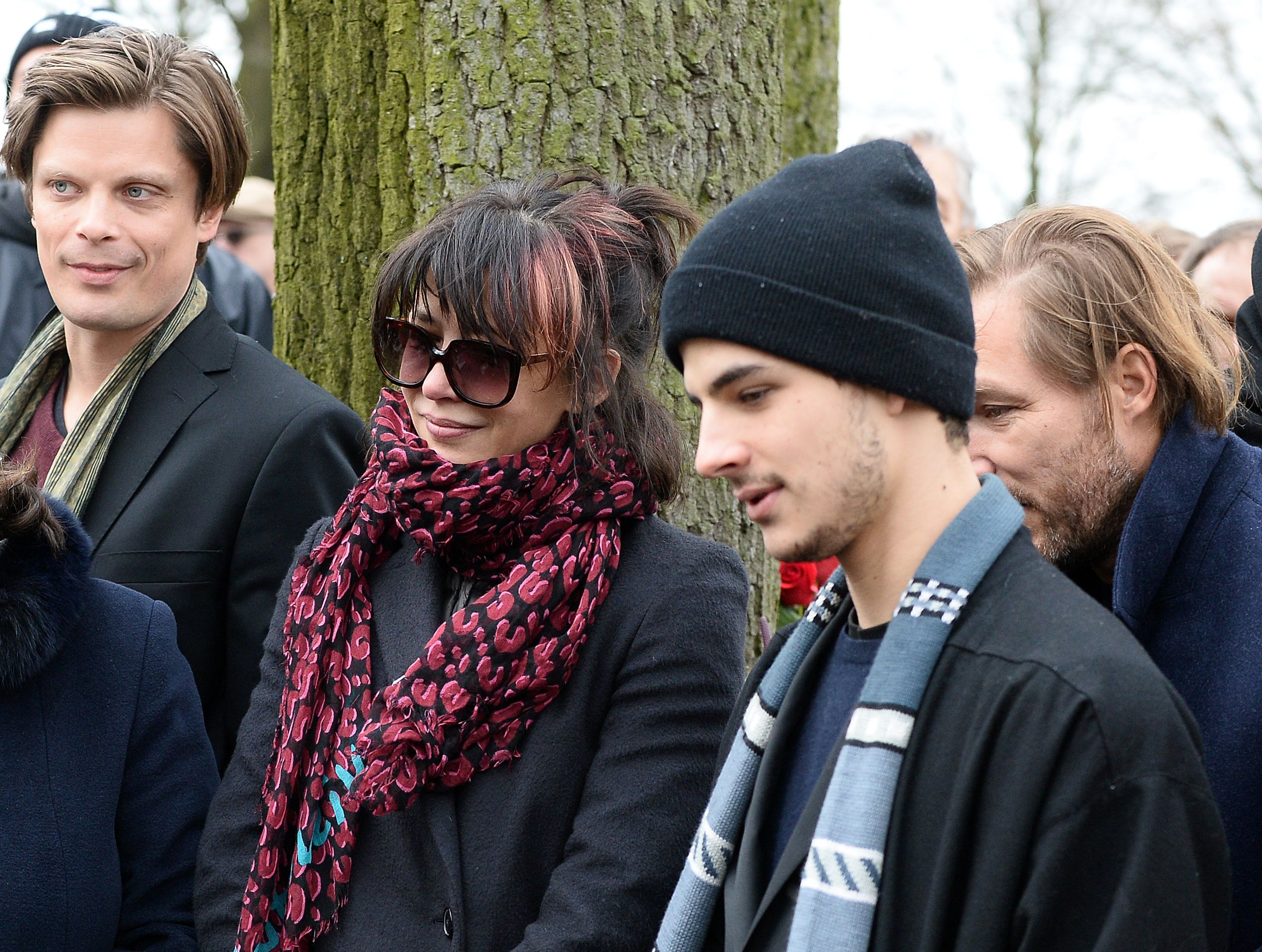 Les fils d'Andrzej Zulawski : Ignacy, l'ancienne épouse de l'actrice française Sophie Marceau, son fils Vincent et Xawery le 22 février 2016 à Gora Kalwaria. | Photo : Getty Images