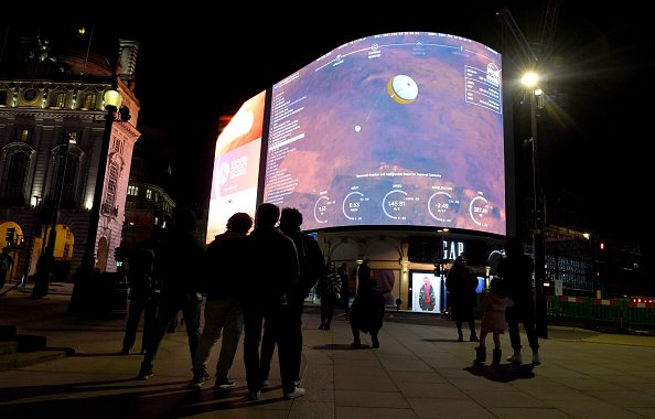 A general view of the live-stream landing of NASA's Perseverance on Mars at Piccadilly Circus on February 18, 2021 in London, England. | Photo: Getty Images