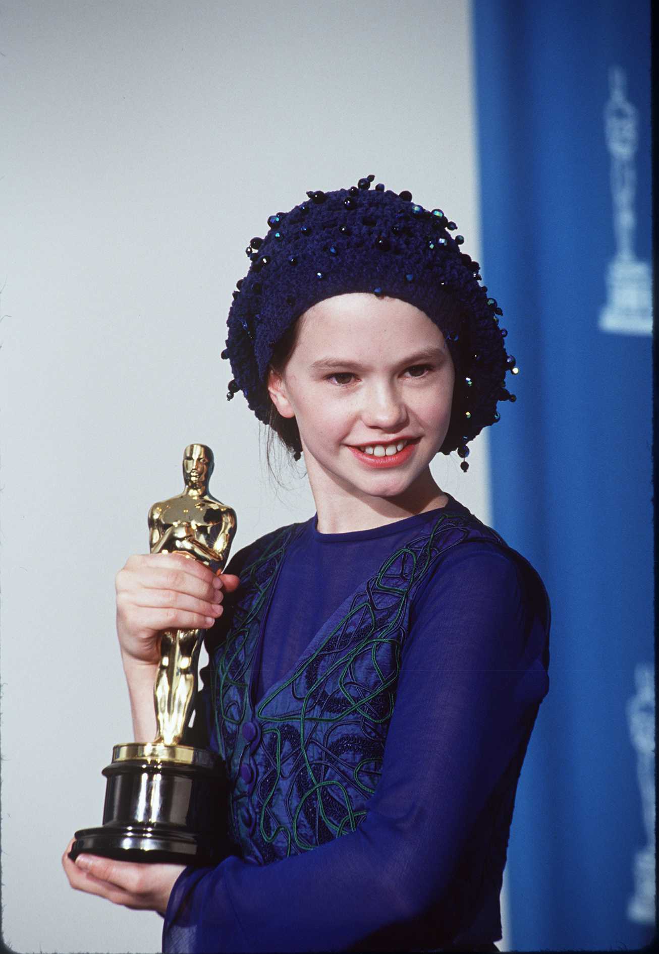 Anna Paquin holds her Oscar Award at the 66th Annual Academy Awards' press room on March 21, 1994 | Source: Getty Images