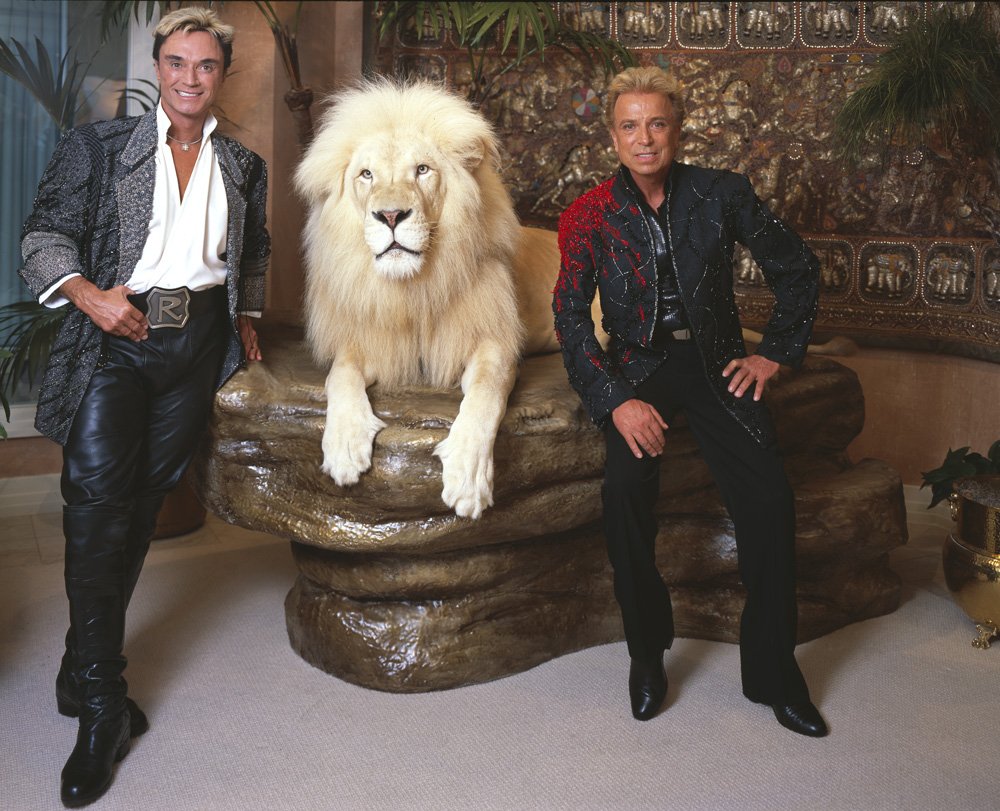 Roy Horn and Siegfried Fischbacher posing with their white lion. Image uploaded on July 9, 2011 | Photo: Wikimedia/Carolhi 
