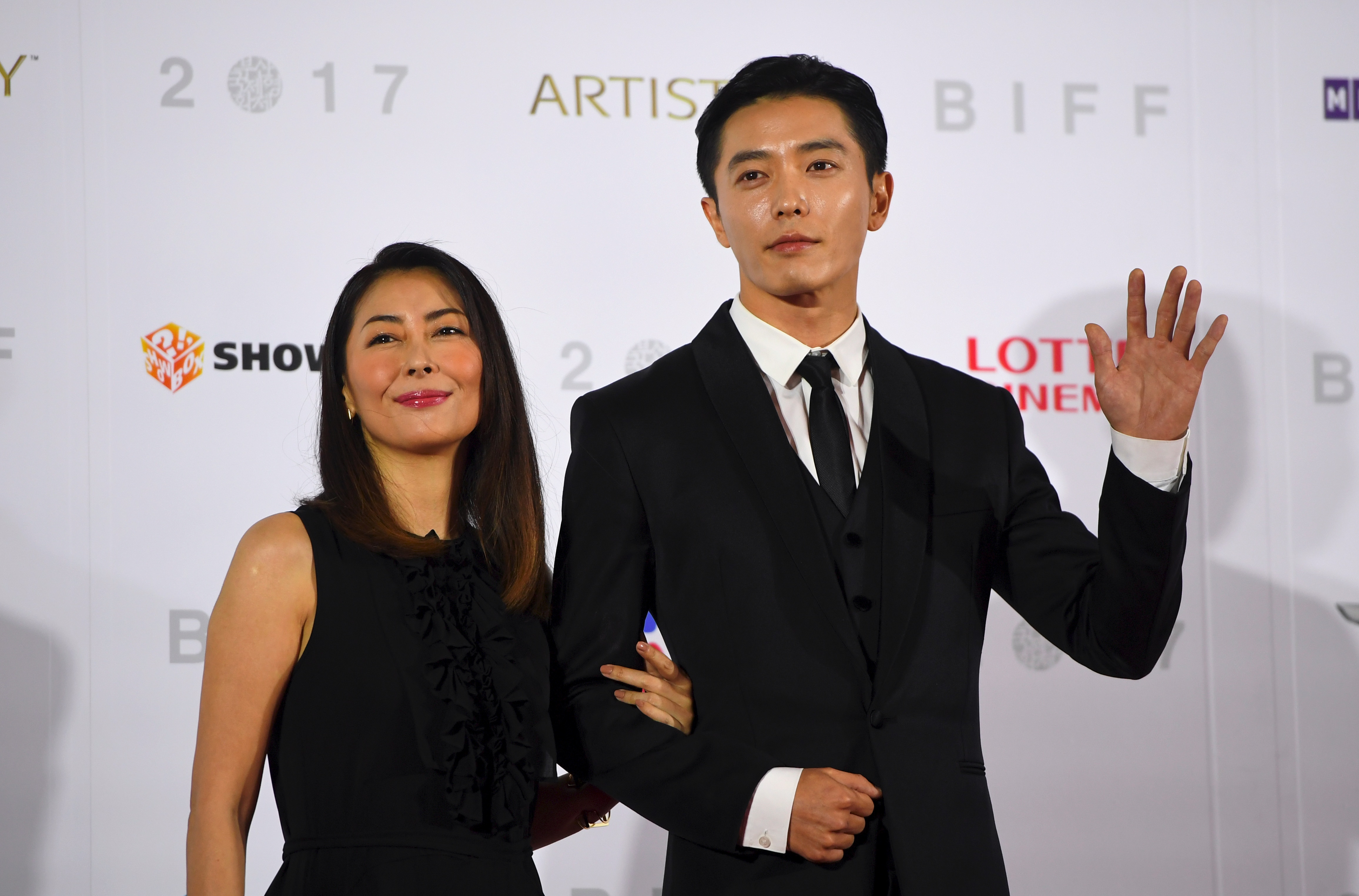 Miho Nakayama and Kim Jae-Uck during the opening ceremony of the 22nd Busan International Film Festival (BIFF)  in Busan on October 12, 2017 | Source: Getty Images