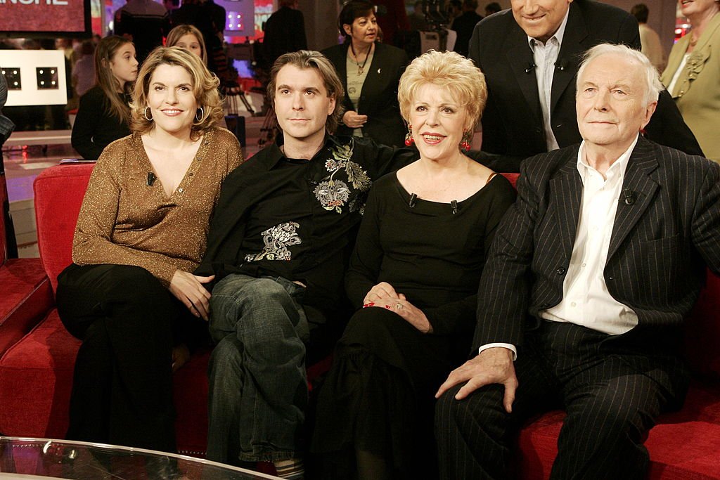 Sylvie Joly à l'émission télévisée Vivement Dimanche - Le 30 novembre 2005 - À Paris, France - Ici, Sylvie Joly avec son mari Pierre et leurs enfants Gregoire et Mathilde | Photo : Getty Images Sylvie Joly à l'émission télévisée Vivement Dimanche - Le 30 novembre 2005 - À Paris, France - Ici, Sylvie Joly avec son mari Pierre et leurs enfants Gregoire et Mathilde | Photo : Getty Images