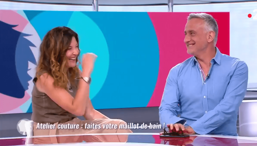 Les chroniqueurs, tout rire, sur le plateau de "C'est au programme" après la blague coquine de Sophie Davant. | Youtube/C'est au programme Les chroniqueurs, tout rire, sur le plateau de "C'est au programme" après la blague coquine de Sophie Davant. | Youtube/C'est au programme
