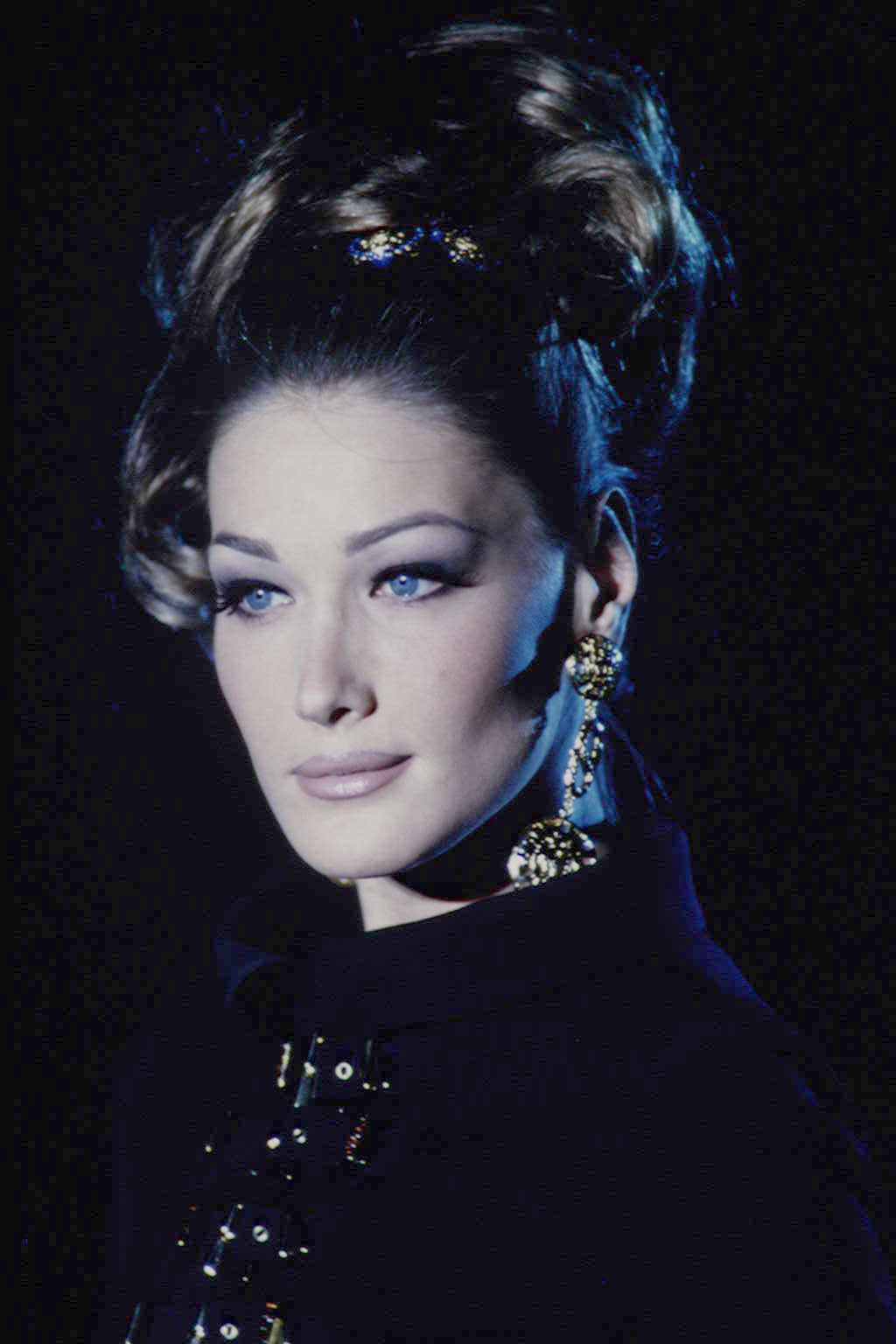 Carla Bruni attends the Spring Haute Couture Collection show in Paris on January 26, 1992. | Source: Getty Images