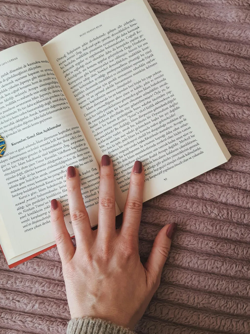 A woman reading a book | Source: Pexels