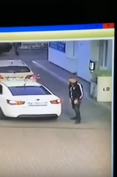 Aufnahmen einer Überwachungskamera zeigen den Täter | Quelle: YouTube/ Поліція Київщини