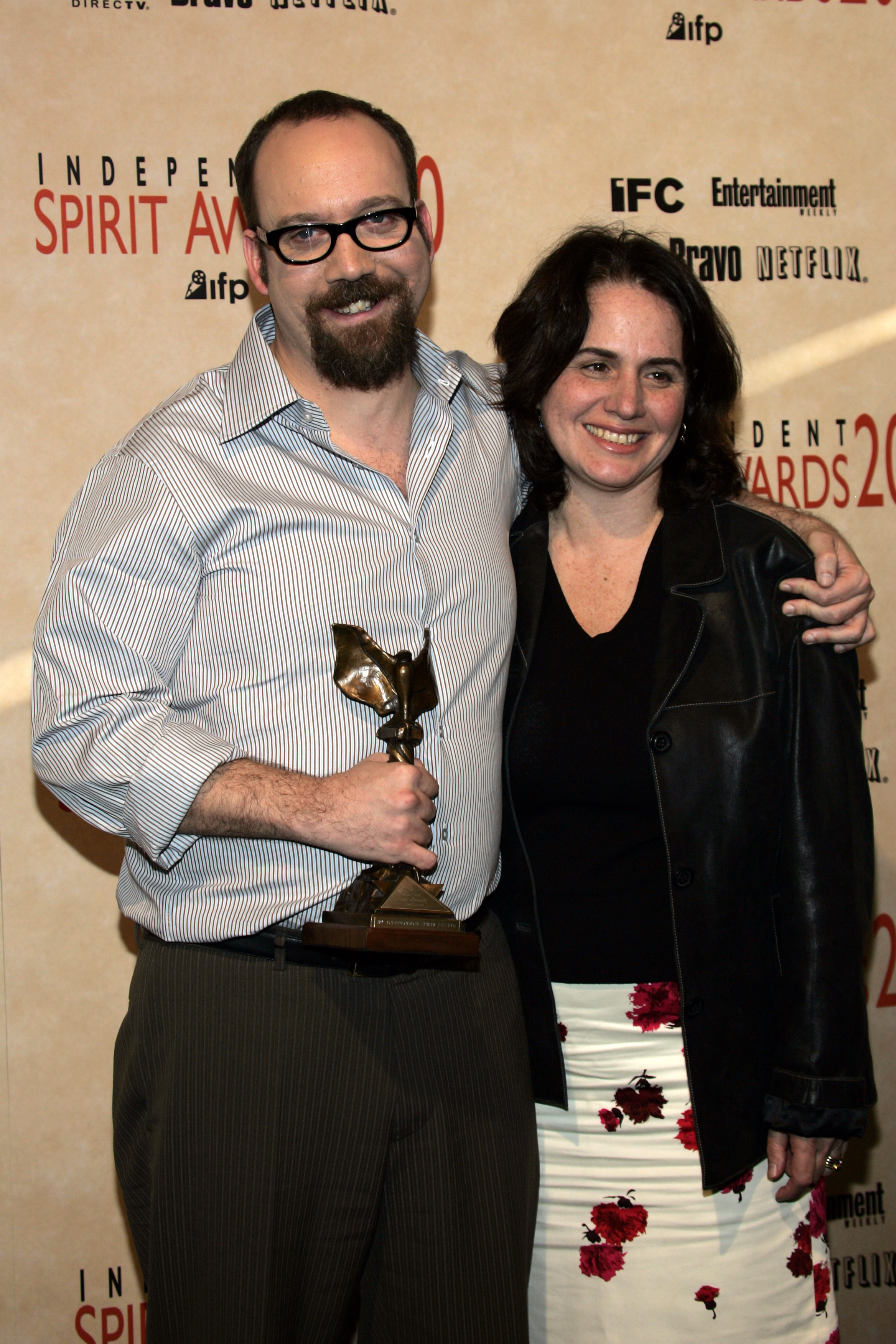 Paul Giamatti and Elizabeth Cohen Giamatti pose with his Best Male Lead Spirit Award for the film "Sideways" at the 2005 IFP Independent Spirit Awards. | Source: Getty Images