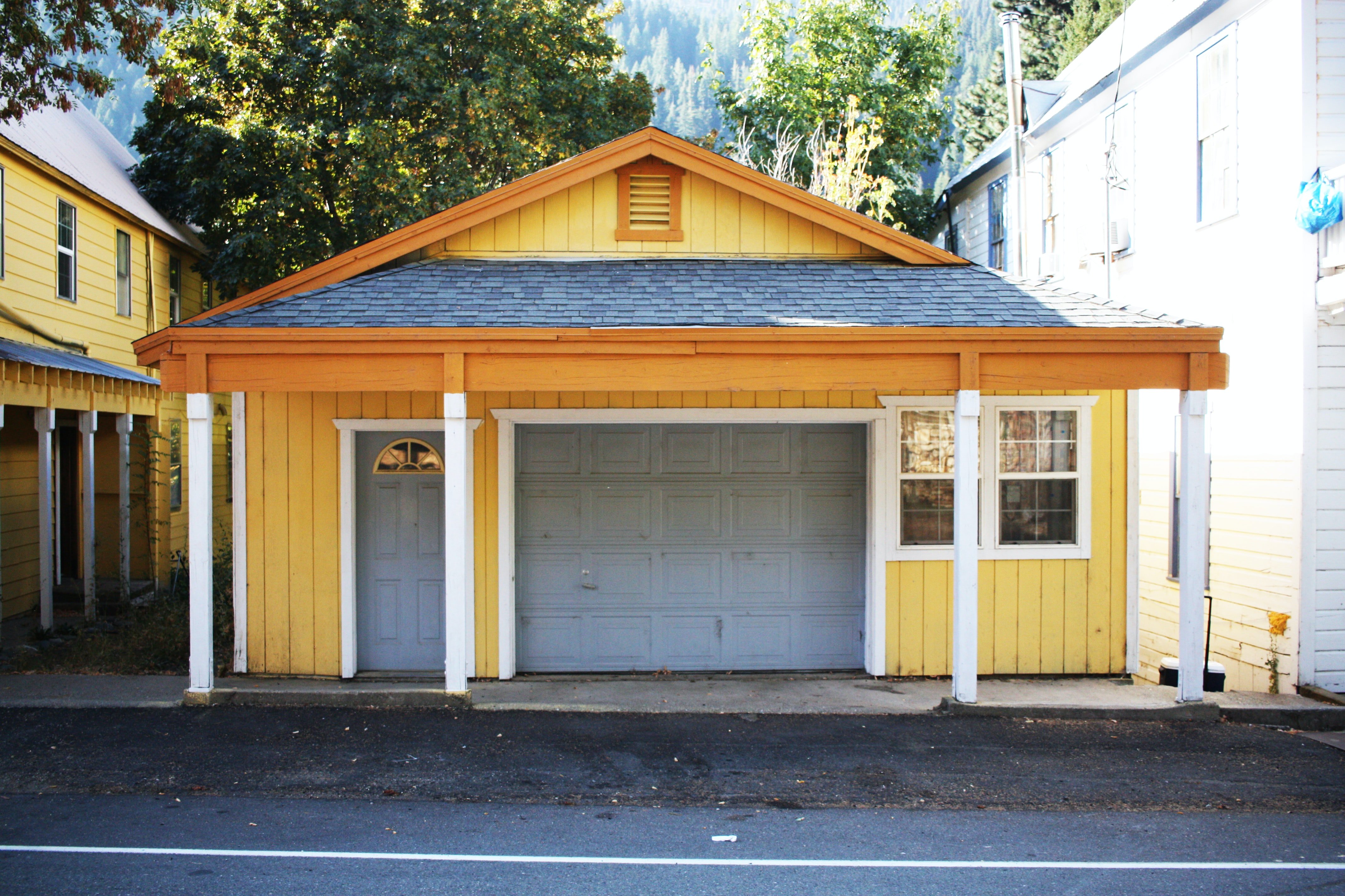 Une maison avec garage. | Photo : Unsplash