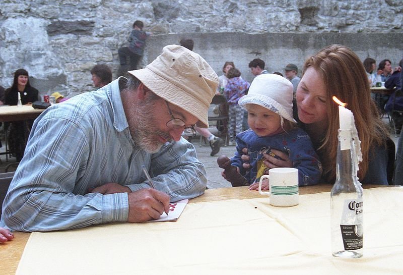 Robert Munsch signs autograph for young fan, Guelph 1997. | Source: Wikimedia Commons