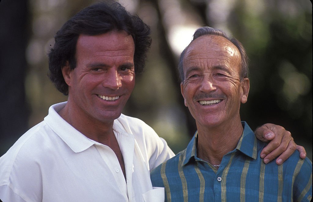Julio Iglesias con su padre, Julio Iglesias Puga, en agosto de 1988. | Foto: Getty Images
