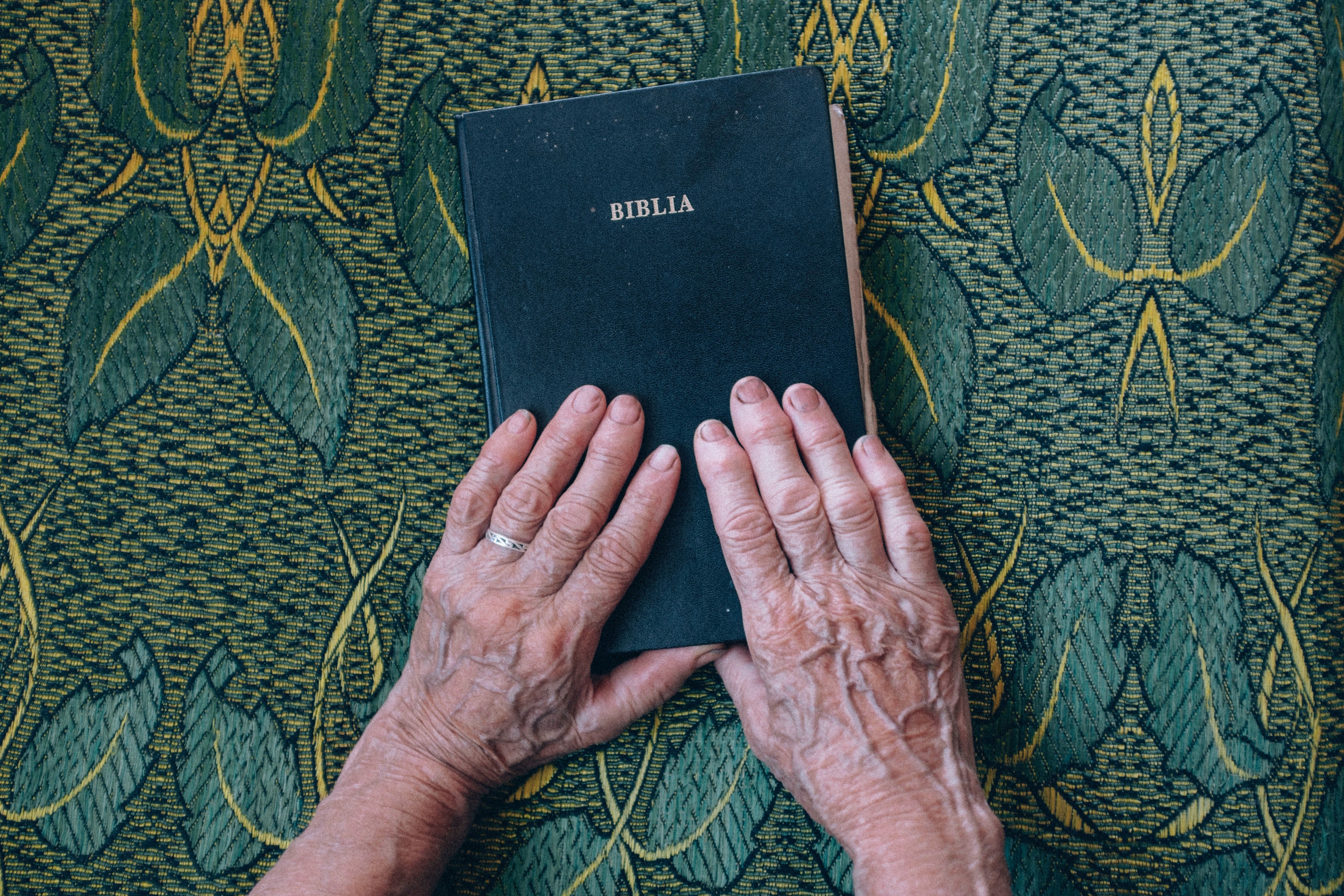 Bobby got his father's old Bible. | Source: Unsplash