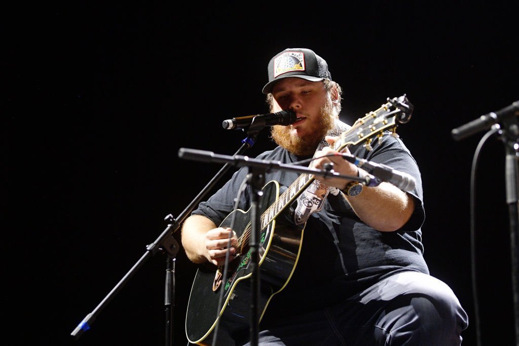 Luke Combs performs at an All for the Hall in Los Angeles, California on September 17, 2019 | Photo: Getty Images