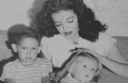 Katy Jurado y sus dos hijos. | Foto: Youtube/Historias engarzadas