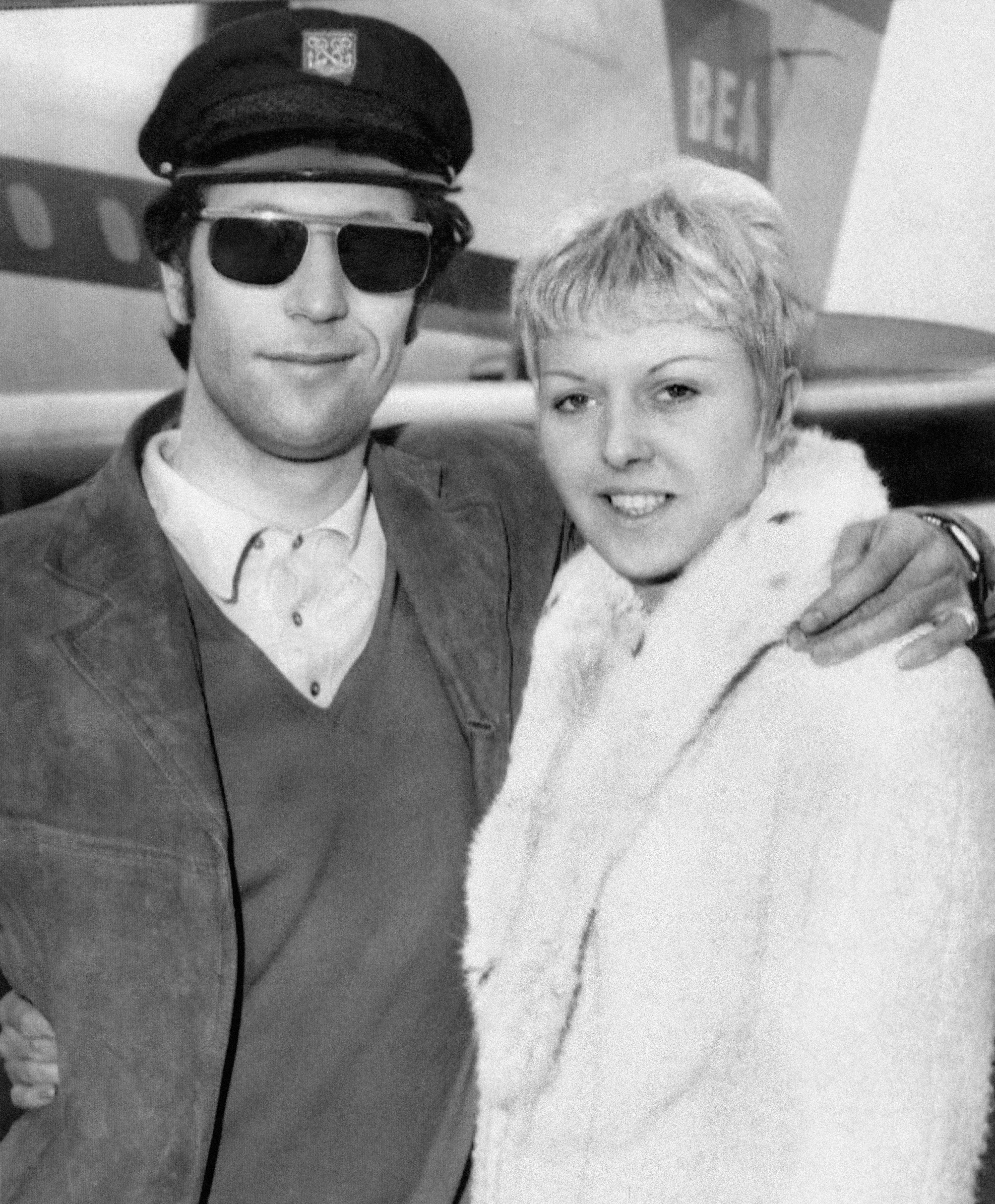 Tom Jones and Linda Trenchard after arriving from France on April 8, 1965 | Source: Getty Images