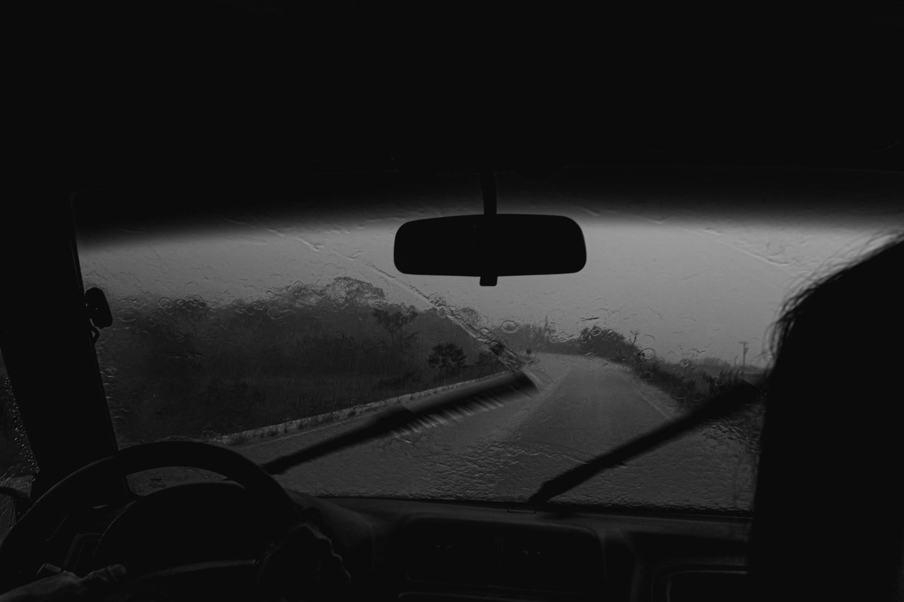 Since her husband's accident, Ellen hated driving in the rain. | Source: Pexels