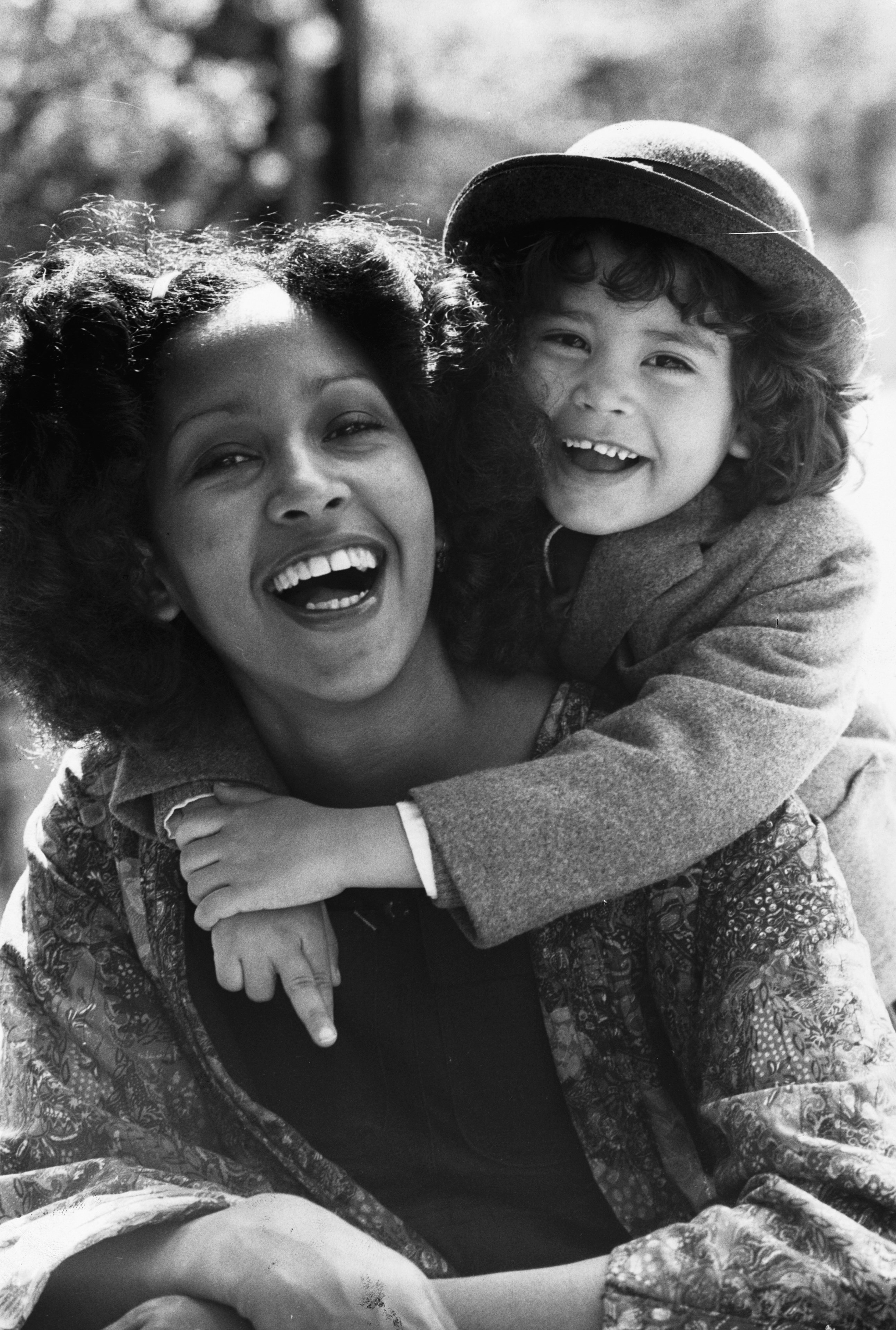 Marsha Hunt con su única hija, Karis, a quien comparte con el cantante y compositor Mick Jagger. | Foto: Getty Images
