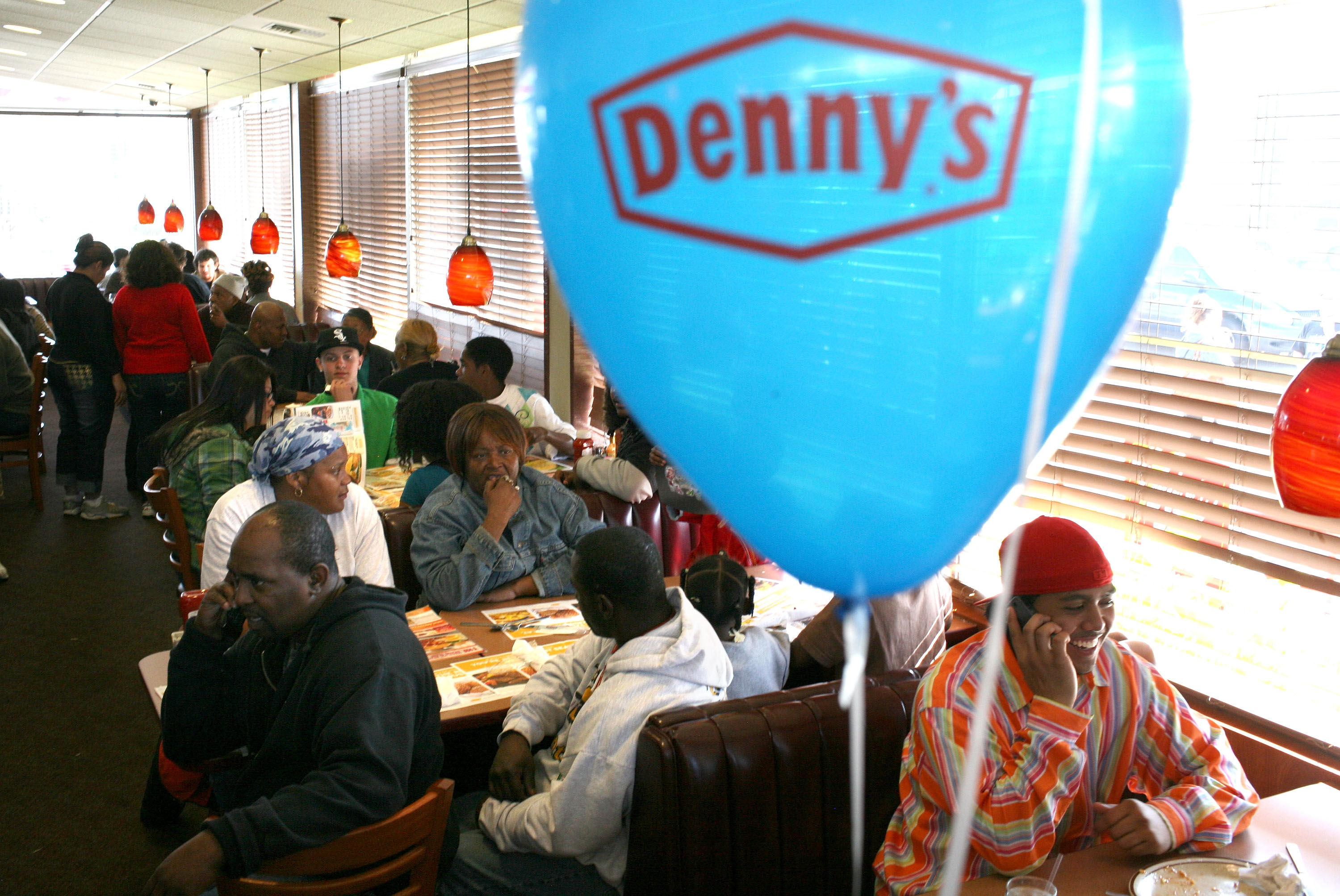 Customers dine at a Denny’s restaurant in California on February 3, 2009 | Source: Getty Images