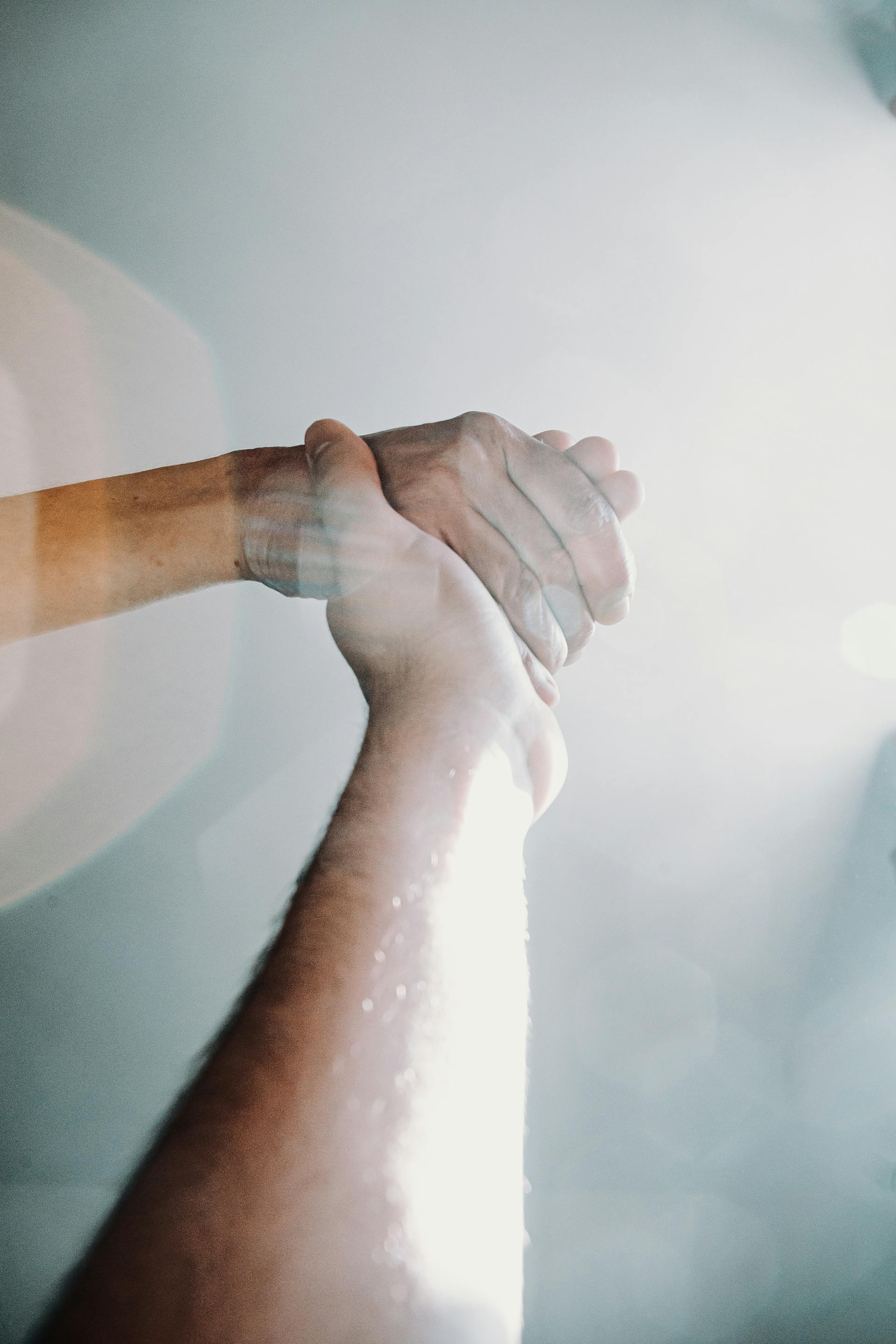 A couple holding hands | Source: Pexels