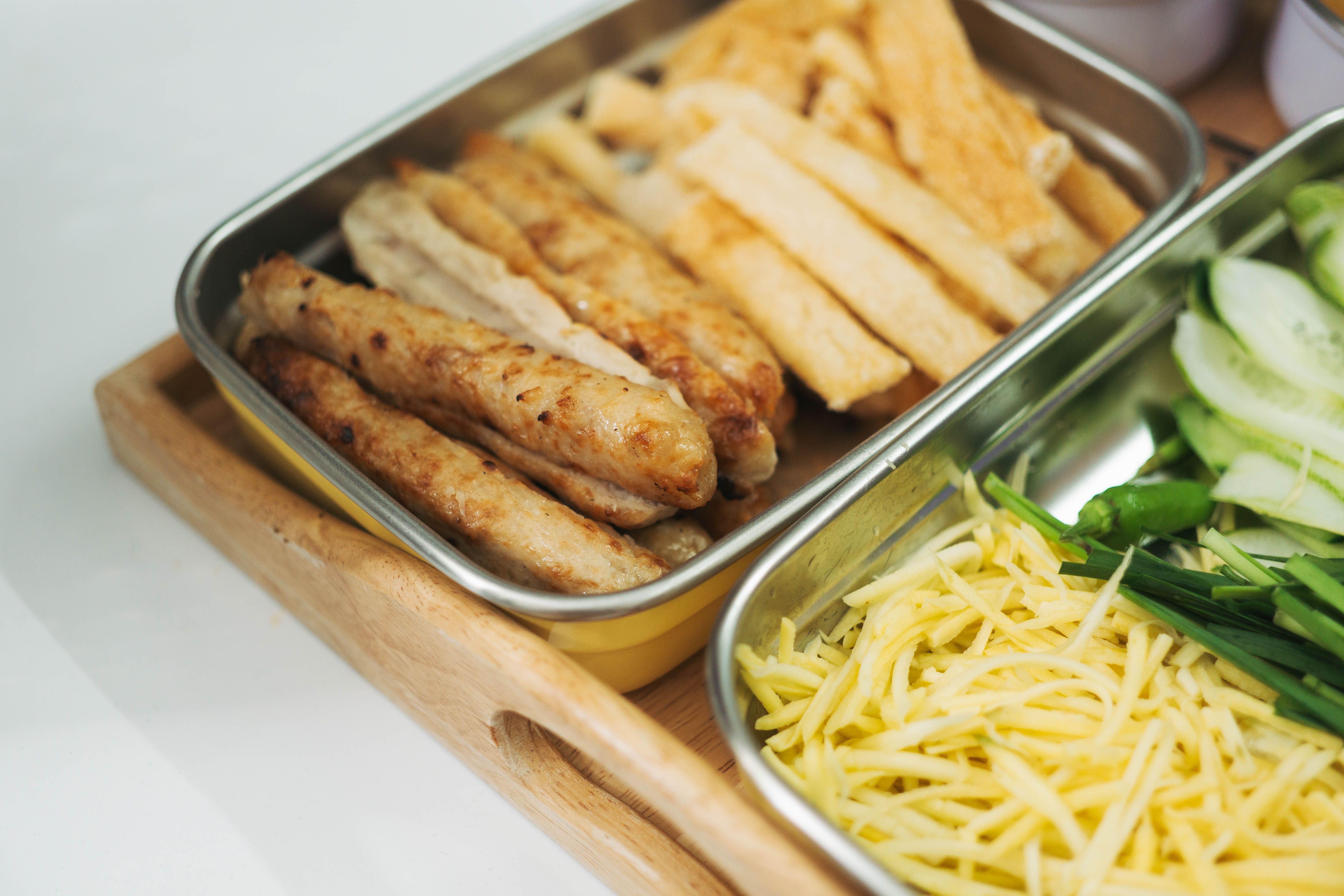 Food in stainless steel containers | Source: Pexels