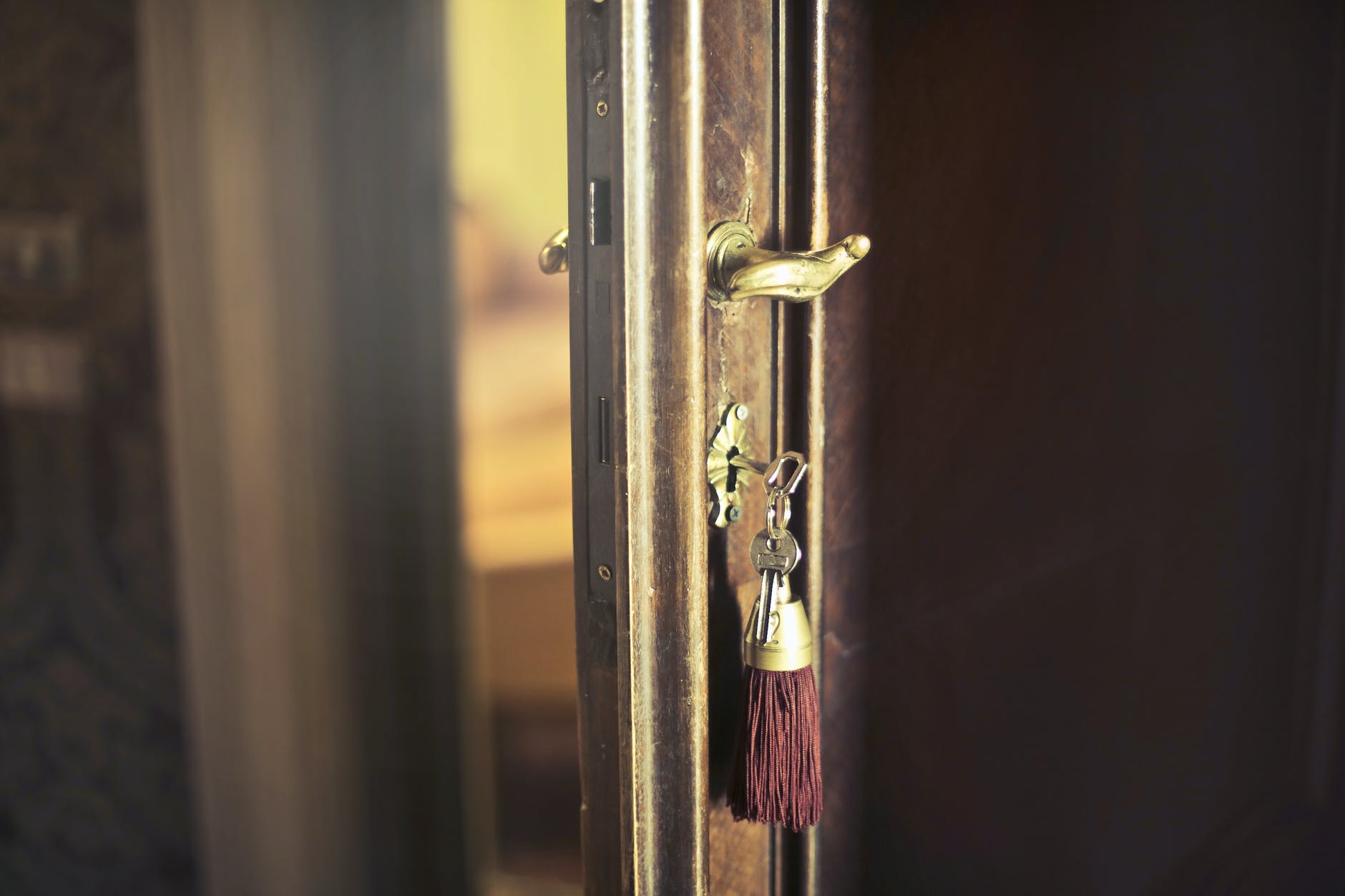 Puerta de una habitación con las llaves en la cerradura. | Foto: Pexels