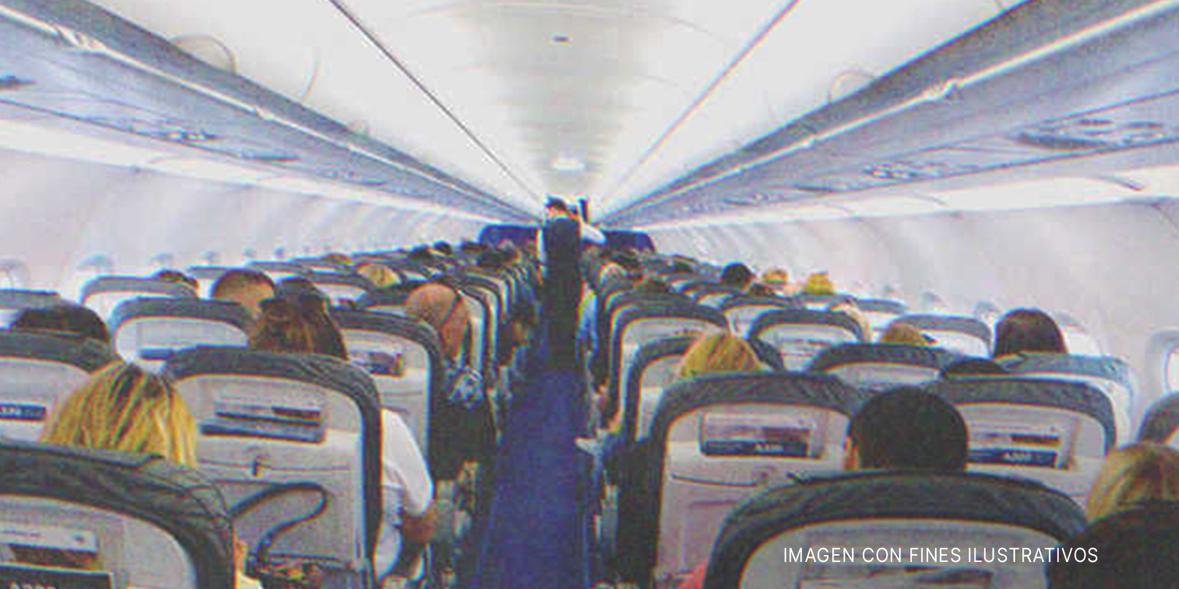 Pasajeros en un avión sentados en los asientos. | Foto: Shutterstock