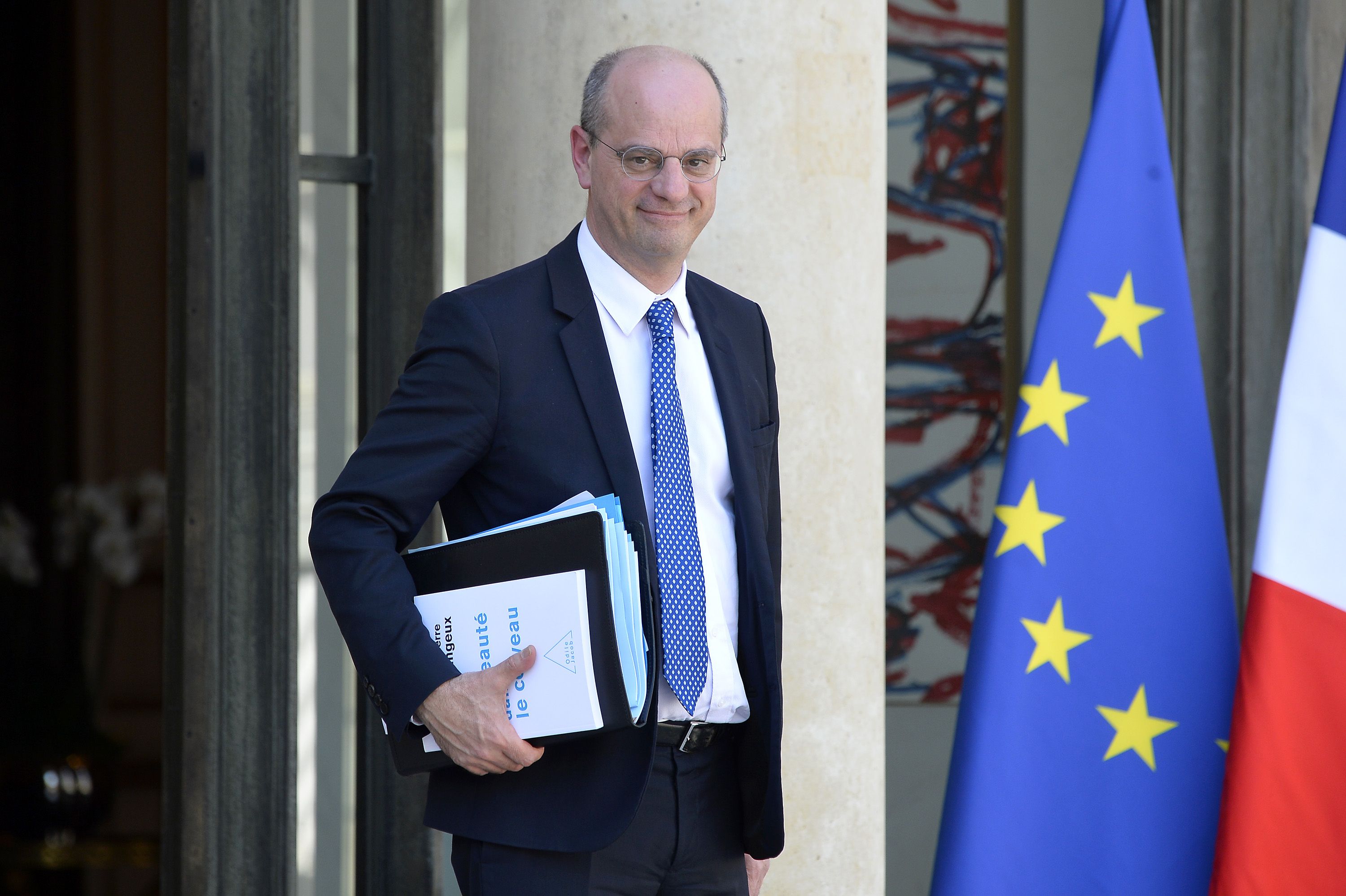 Jean-Michel Blanquer quitte l'Elysée après la réunion hebdomadaire du cabinet le 20 avril 2018 à Paris, France. | Photo : Getty Images Jean-Michel Blanquer quitte l'Elysée après la réunion hebdomadaire du cabinet le 20 avril 2018 à Paris, France. | Photo : Getty Images