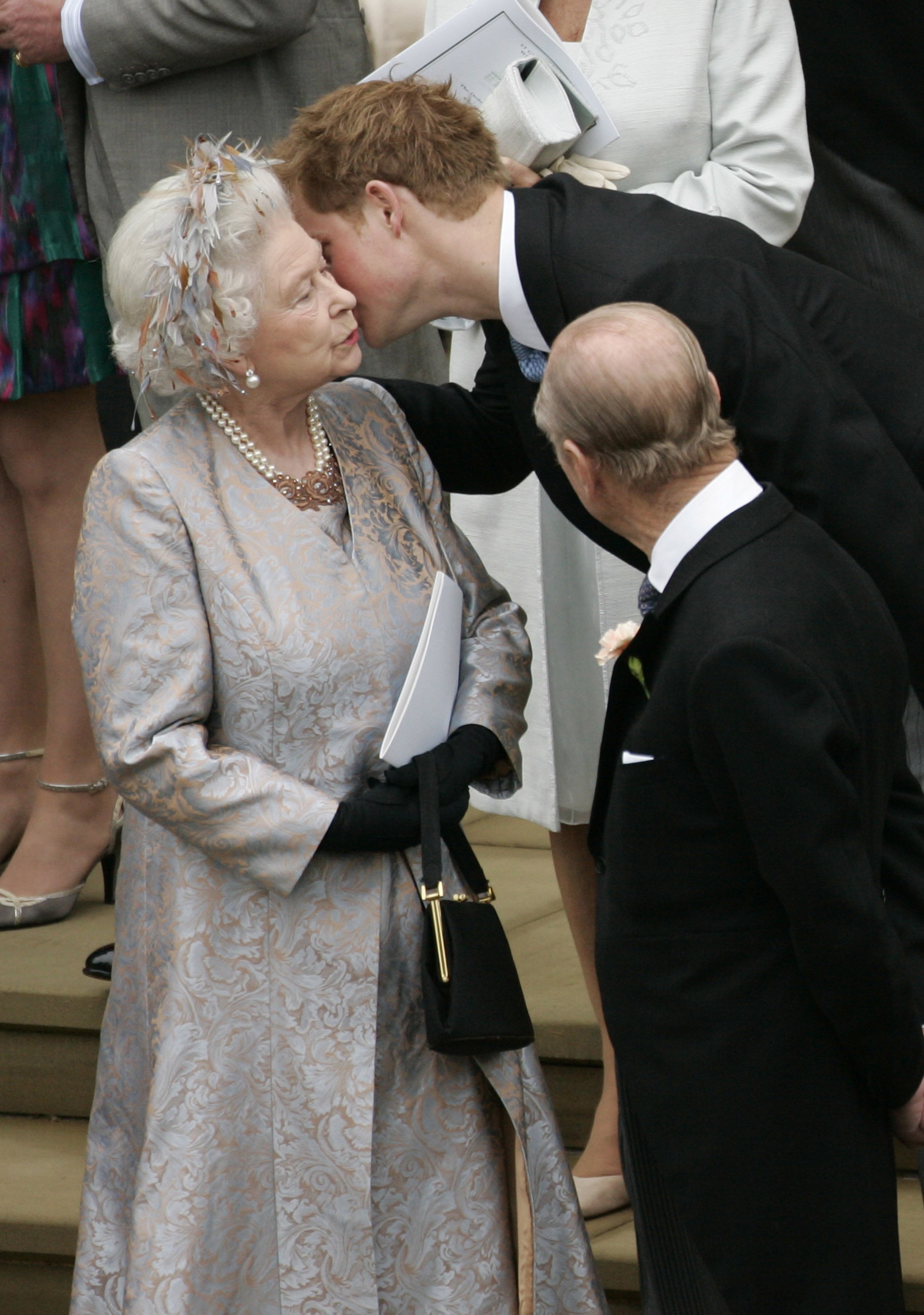 Prinz Harry küsst seine Großmutter Königin Elizabeth II. nach der Hochzeit von Peter Phillips mit Autumn Kelly in der St. George's Chapel in Windsor Castle am 17. Mai 2008 in Windsor, England | Quelle: Getty Images