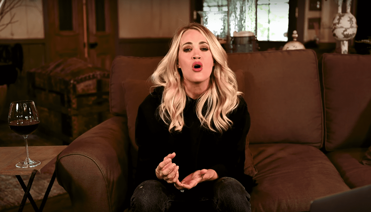 Carrie Underwood performs from her home. | Source: Youtube.com/CarrieUnderwood