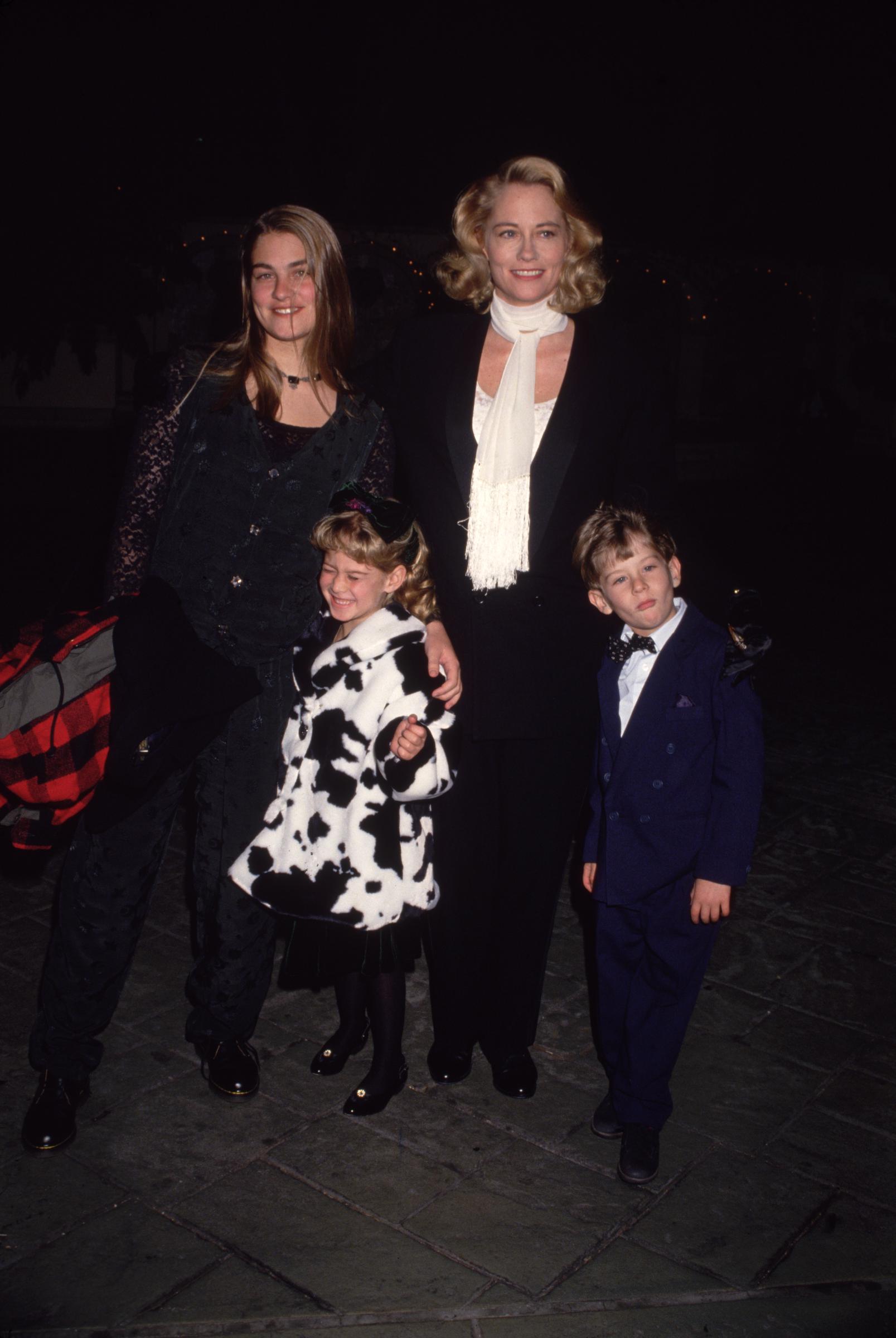 The actress poses with her children on January 1, 1993 | Source: Getty Images