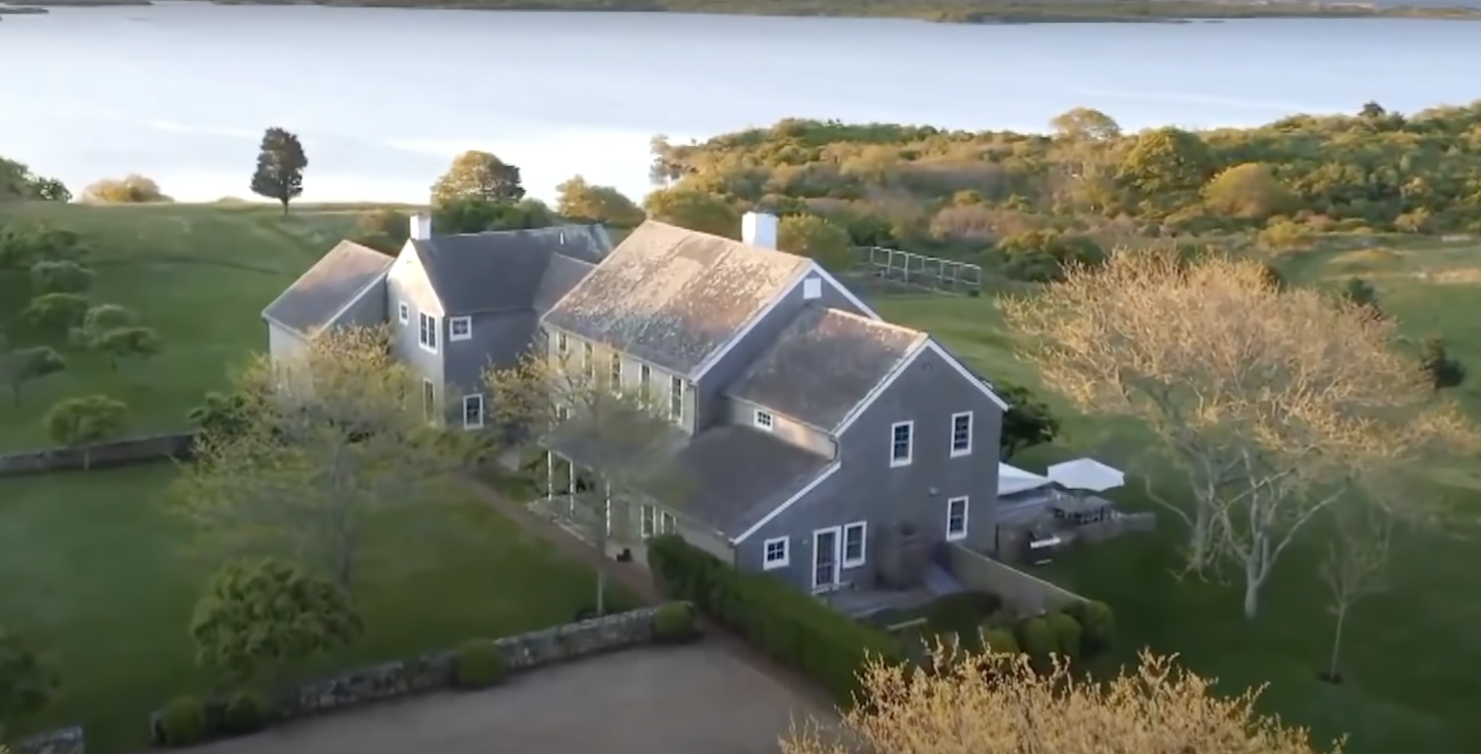 An aerial view of Jackie Kennedy's oceanfront mansion | Photo: YouTube/didyouknow