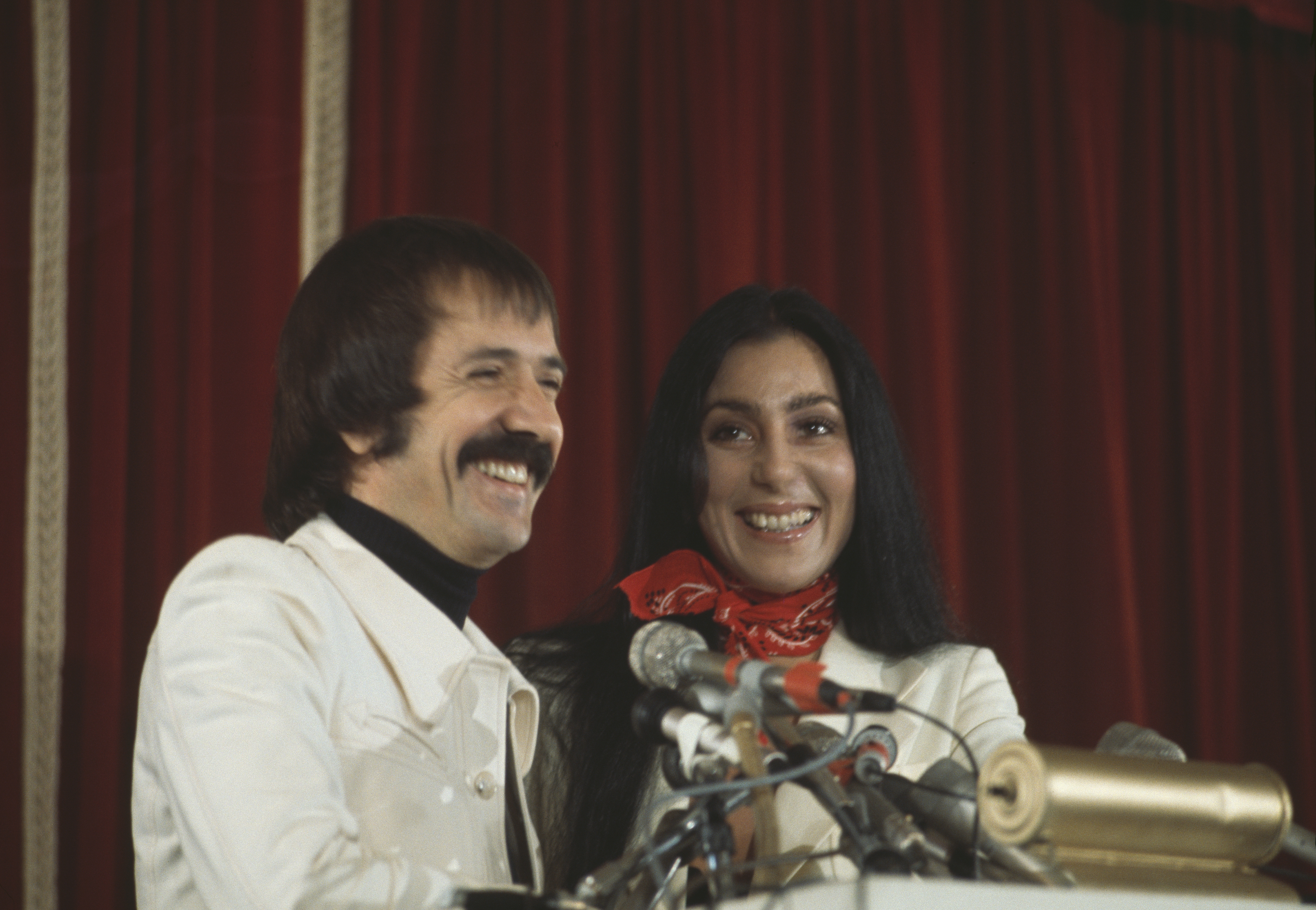 Sonny Bono and Cher in Hollywood, California, December 4, 1975 | Source: Getty Images
