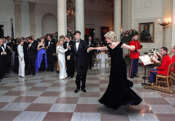 John Travolta and Princess Diana dancing during a White House dinner. | Source: Instagram.com/petesouza/