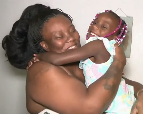 Ah'lyric with her mother | Source: youtube.com/ABC7