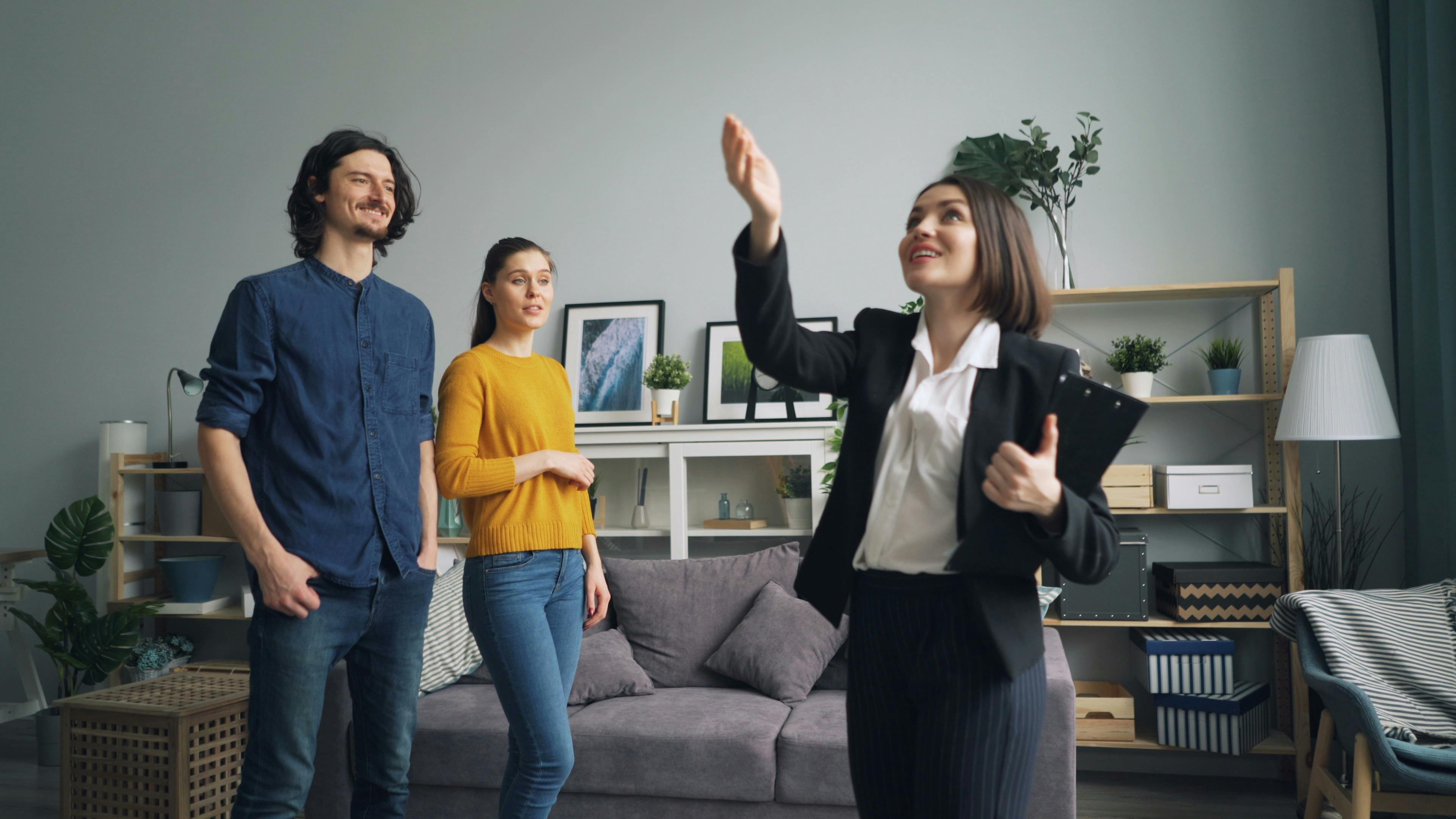 A real estate agent and her customers | Source: Pexels