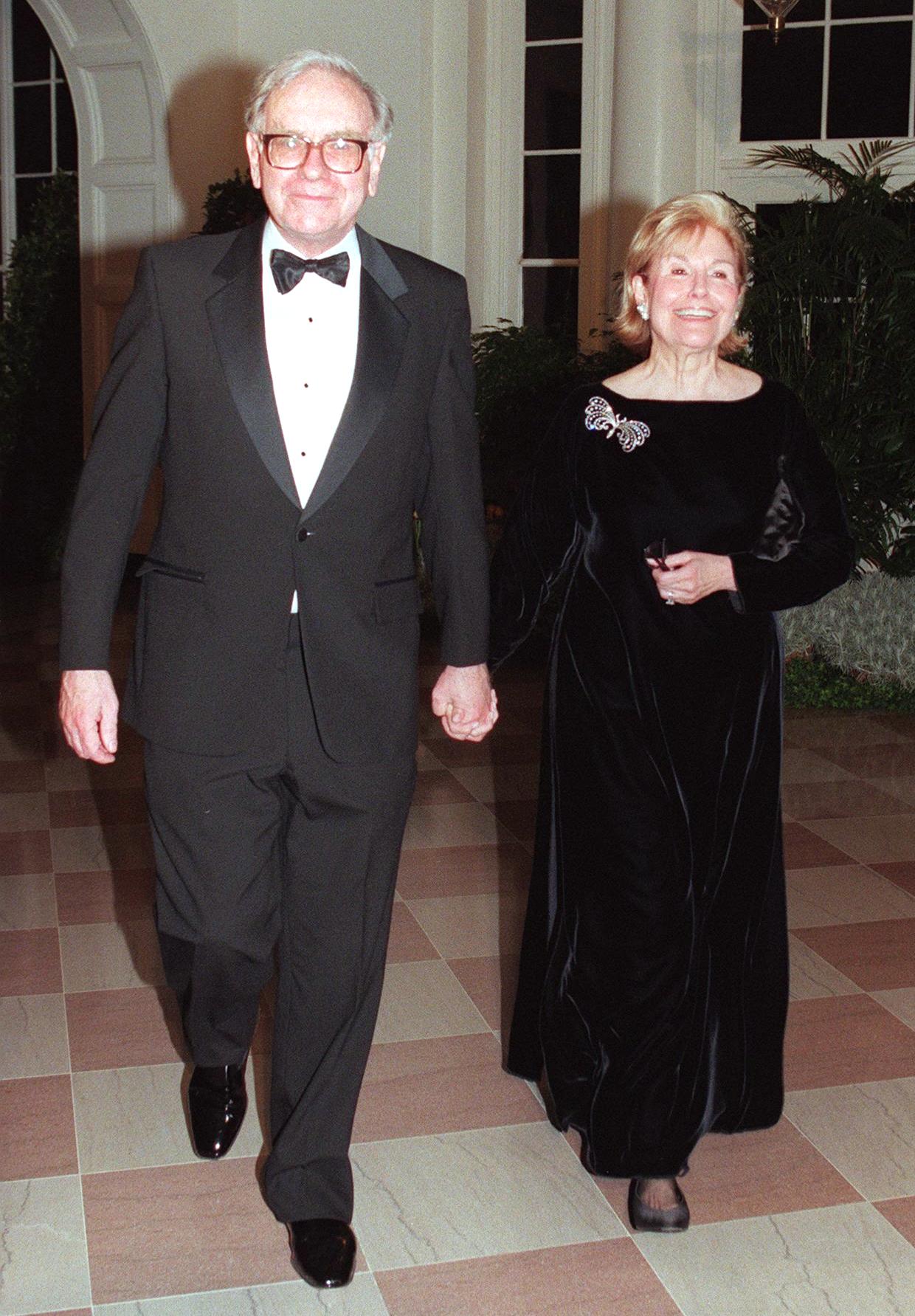 Warren and Susan Buffett attend a state dinner in honor of Tony Blair and Cherie at the White House on February 5, 1998. | Source: Getty Images