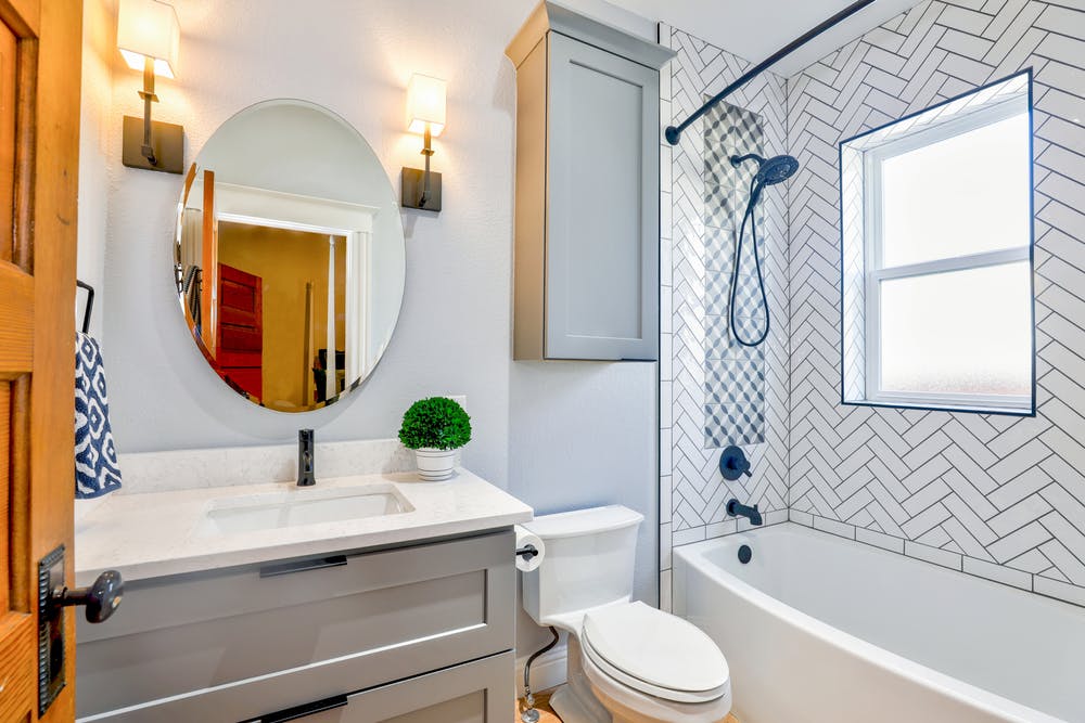 Une petite salle de bain | Photo : Pexels