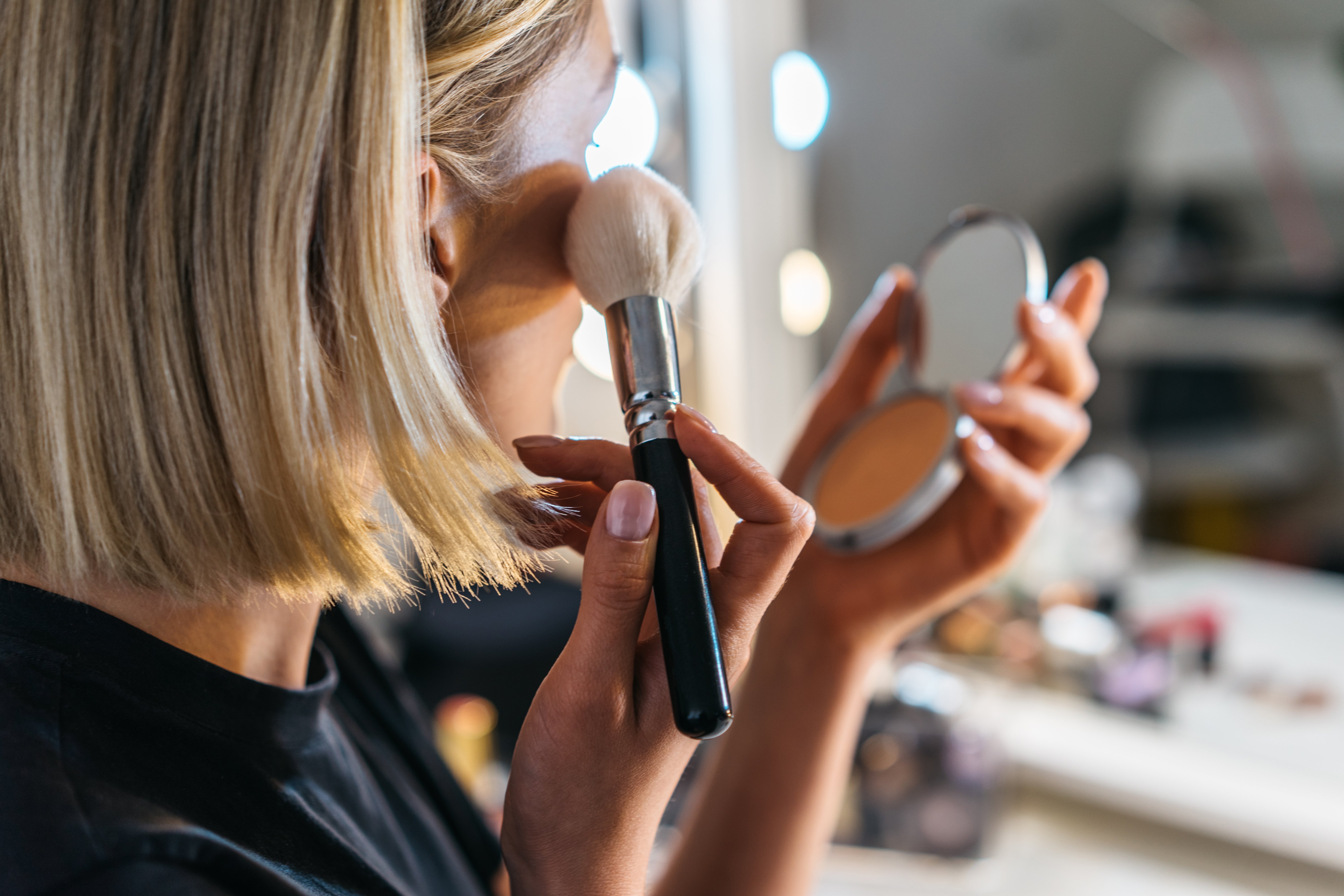 Une femme en train de se maquiller. | Photo : Shutterstock